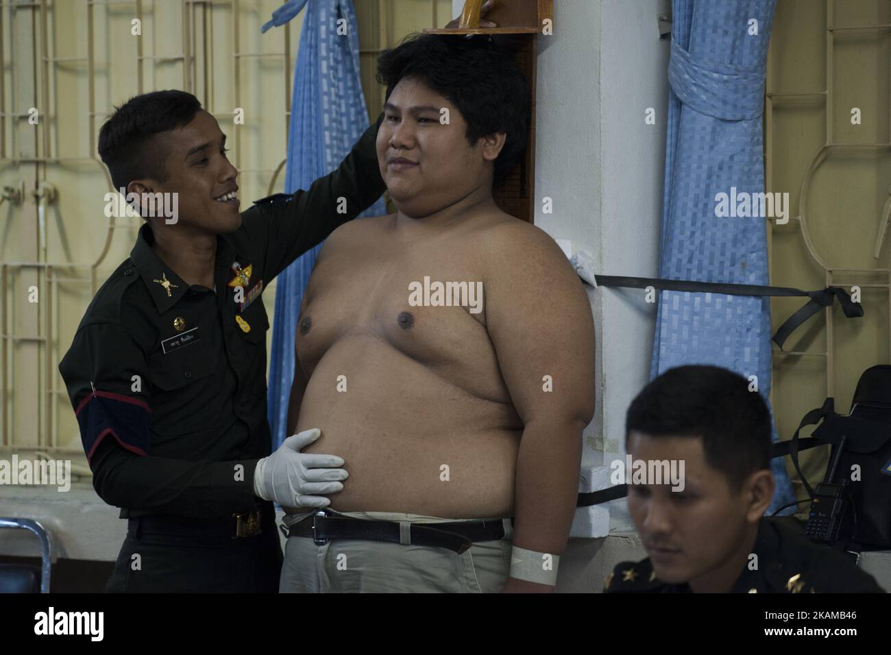 Il personale dell'esercito tailandese effettua un check-up fisico a un uomo tailandese durante una coscrizione militare a Bangkok, Thailandia, il 1 aprile 2017. (Foto di Anusak Laowilas/NurPhoto) *** Please use Credit from Credit Field *** Foto Stock