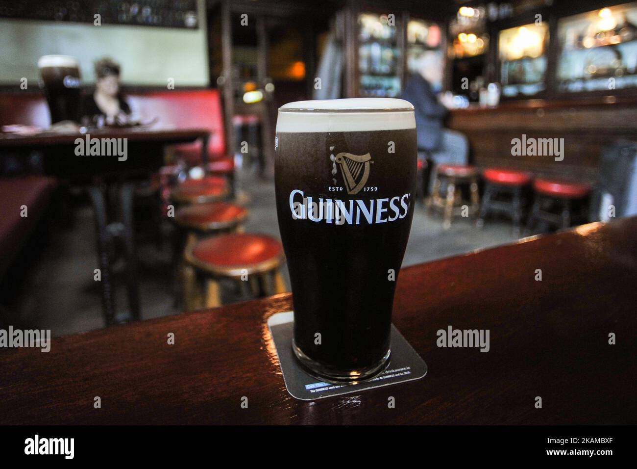 Una vista su una pinta perfetta di Guinness in MB.SLATTERY'S, un pub tradizionale di Dublino situato nel cuore di Rathmines, che fa parte della famiglia Slattery da due generazioni. Lunedì 3 aprile 2017 a Rathmines, Dublino, Irlanda. Foto di Artur Widak *** si prega di utilizzare credito da campo di credito *** Foto Stock