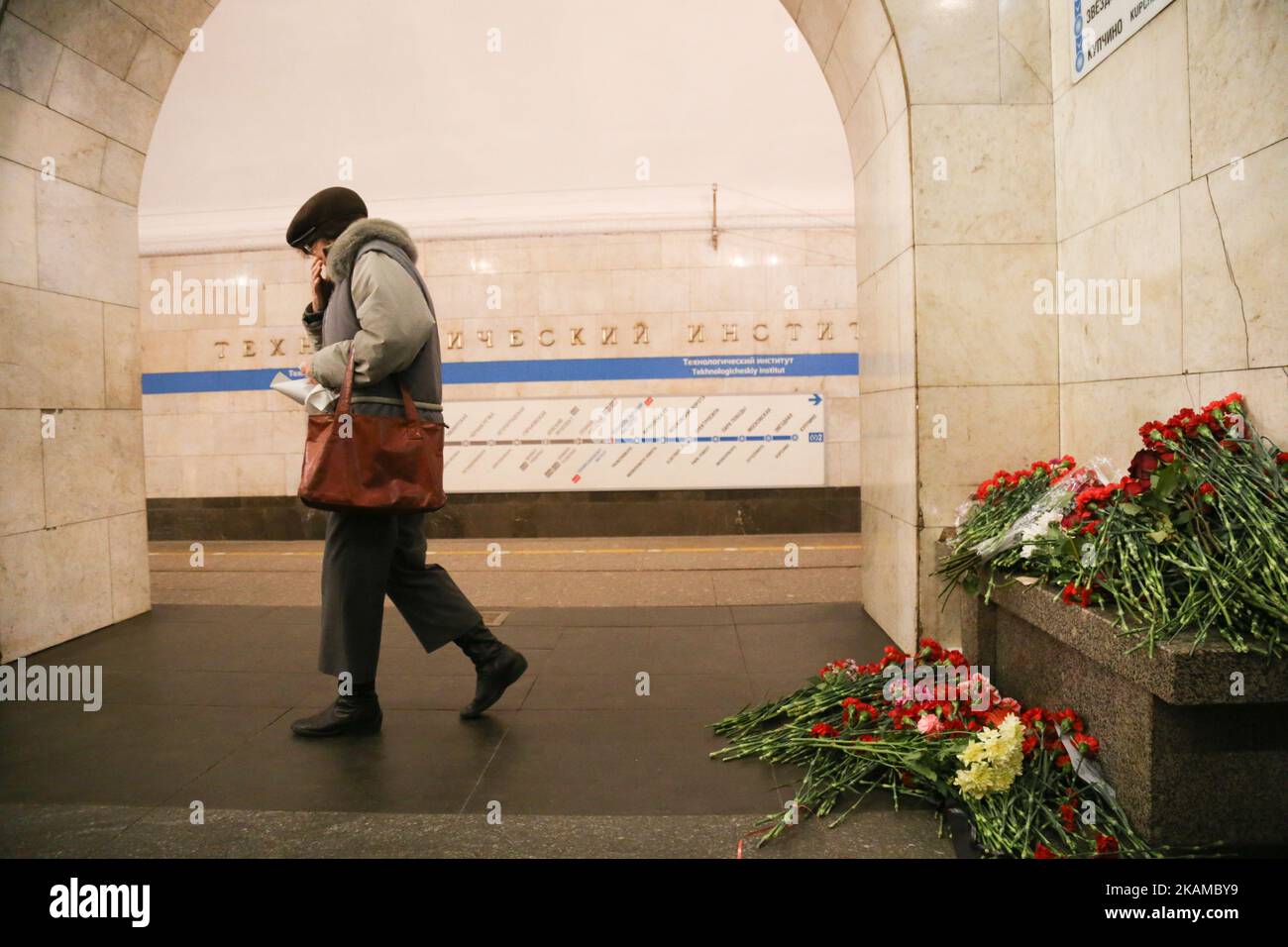 Una donna reagisce mettendo fiori in onore delle vittime dello scoppio del 3 aprile sulla piattaforma della stazione della metropolitana dell'Istituto tecnologico a San Pietroburgo il 4 aprile 2017. . La polizia russa continua le indagini dopo che 14 persone sono state uccise e decine di feriti a San Pietroburgo a seguito di esplosioni tra due stazioni della metropolitana della città. Secondo quanto riferito, il sospetto è un nativo del Kirghizistan, chiamato Akbarzhon Jalilov, che ha ottenuto la cittadinanza russa, secondo il servizio di sicurezza del paese dell'Asia centrale. Le autorità di San Pietroburgo hanno dichiarato tre giorni di lutto. (Foto di Ig Foto Stock
