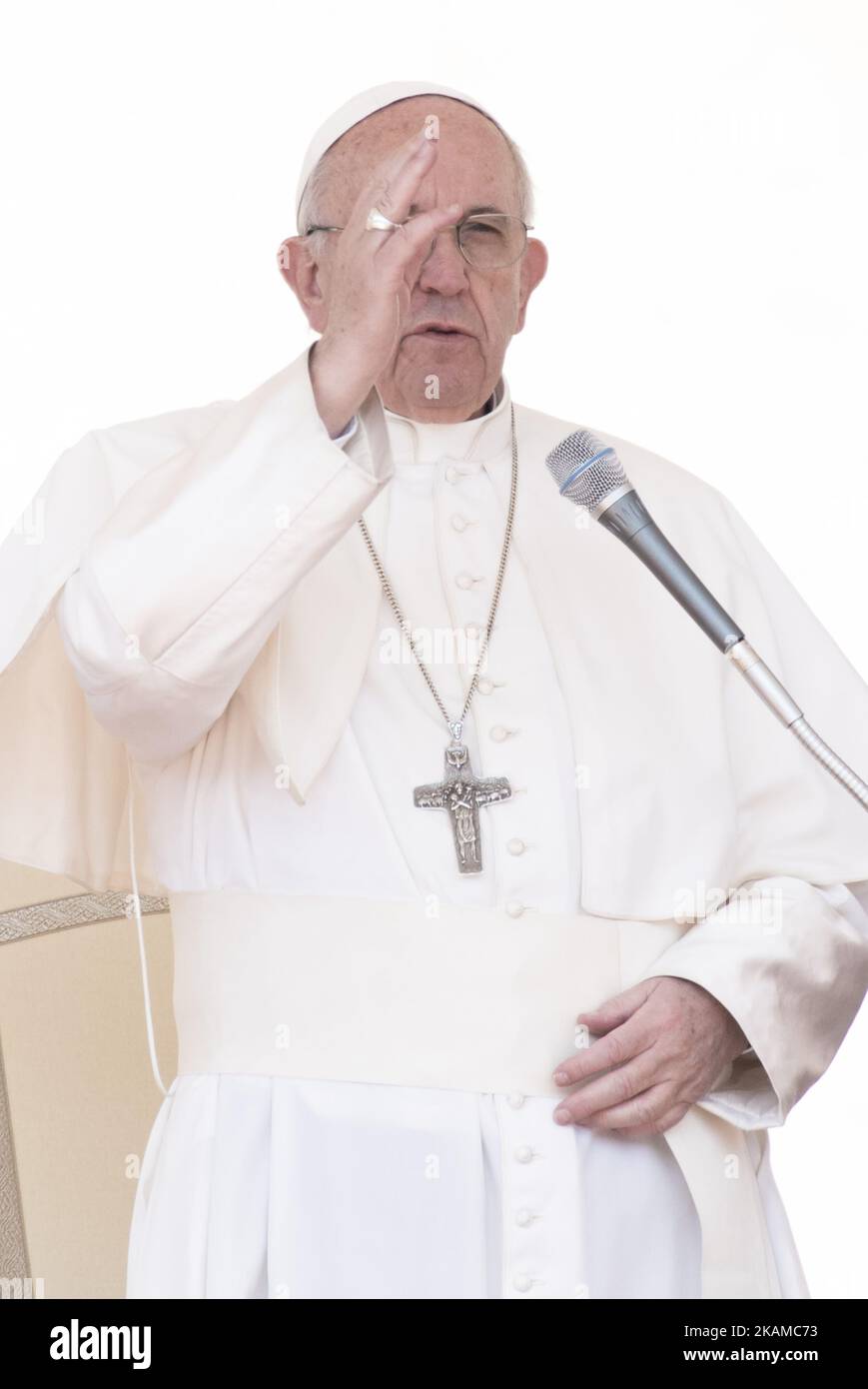 Papa Francesco prega durante la sua udienza generale settimanale in Piazza San Pietro, in Vaticano, mercoledì 5 aprile 2017. (Foto di massimo Valicchia/NurPhoto) *** Please use Credit from Credit Field *** Foto Stock