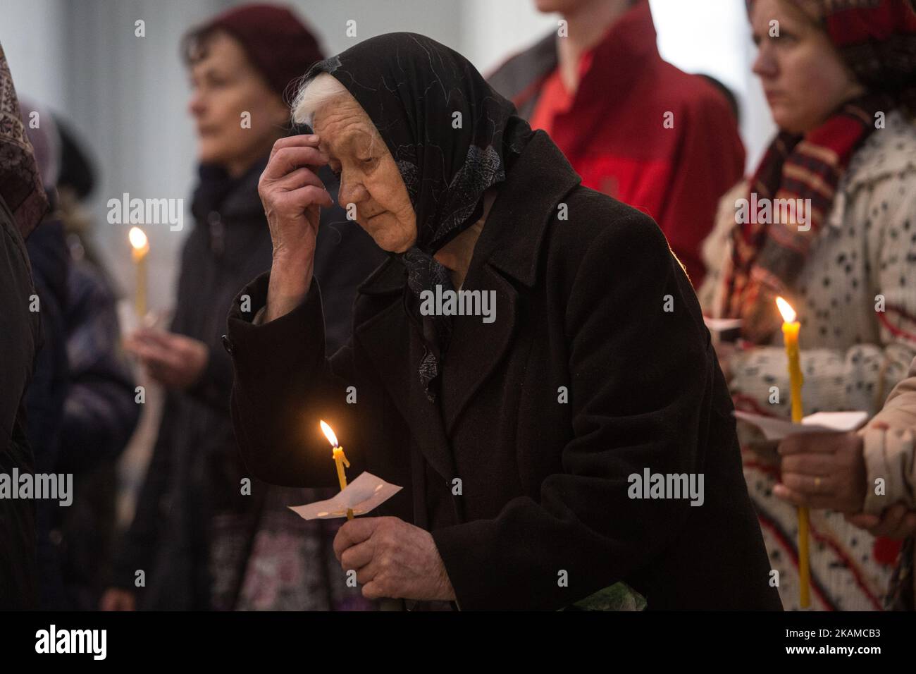La gente tiene le candele mentre assistono ad un servizio funerario per le vittime dell'esplosione della metropolitana di San Pietroburgo, a San Pietroburgo, in Russia, il 5 aprile 2017. (Foto di Igor Russak/NurPhoto) *** Please use Credit from Credit Field *** Foto Stock