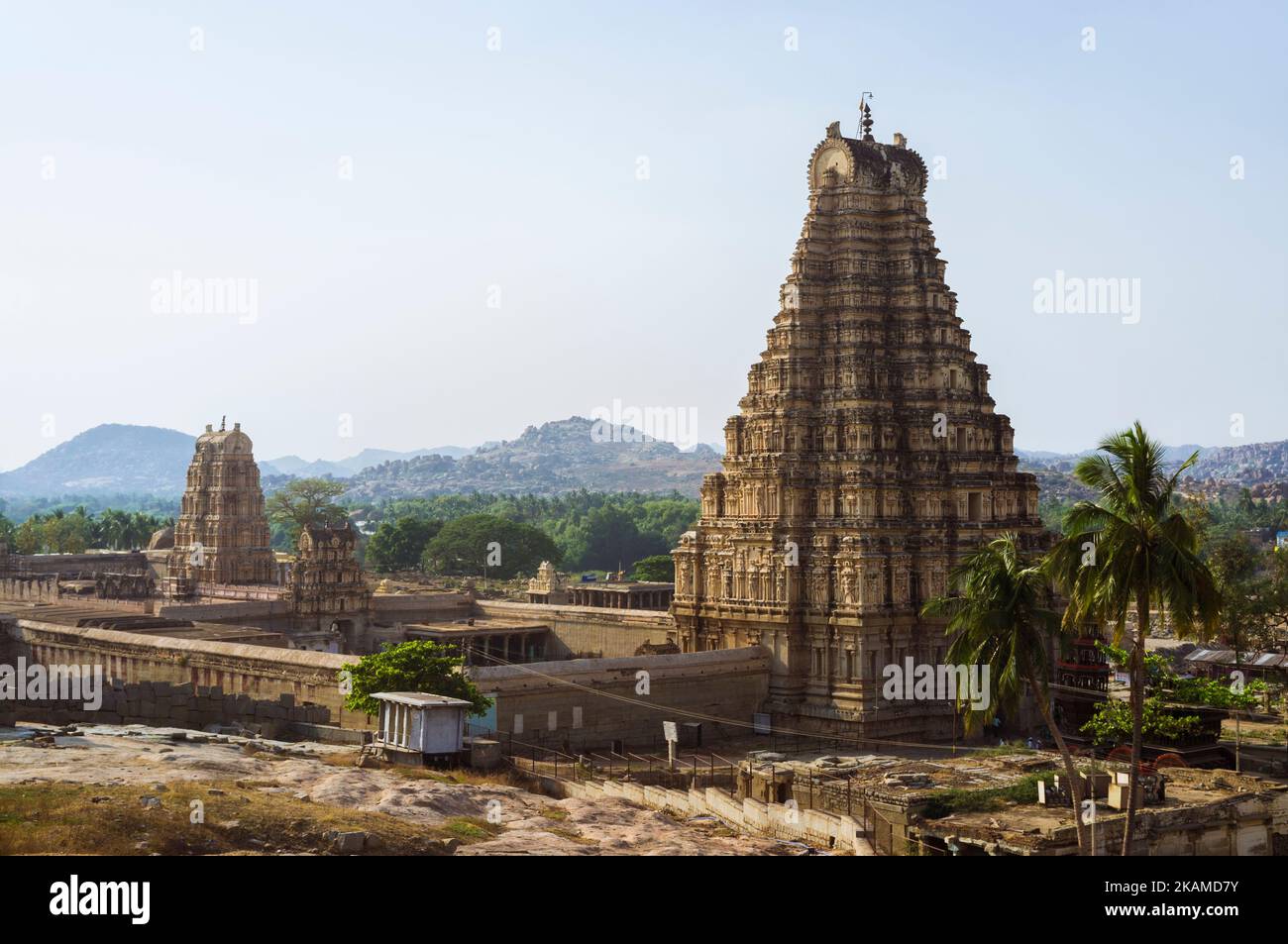 Hampi, Karnataka, India: Vista generale del 7th ° secolo Sree Virupaksha Tempio. Creduto per essere funzionamento ininterrotto dal relativo inizio in th Foto Stock