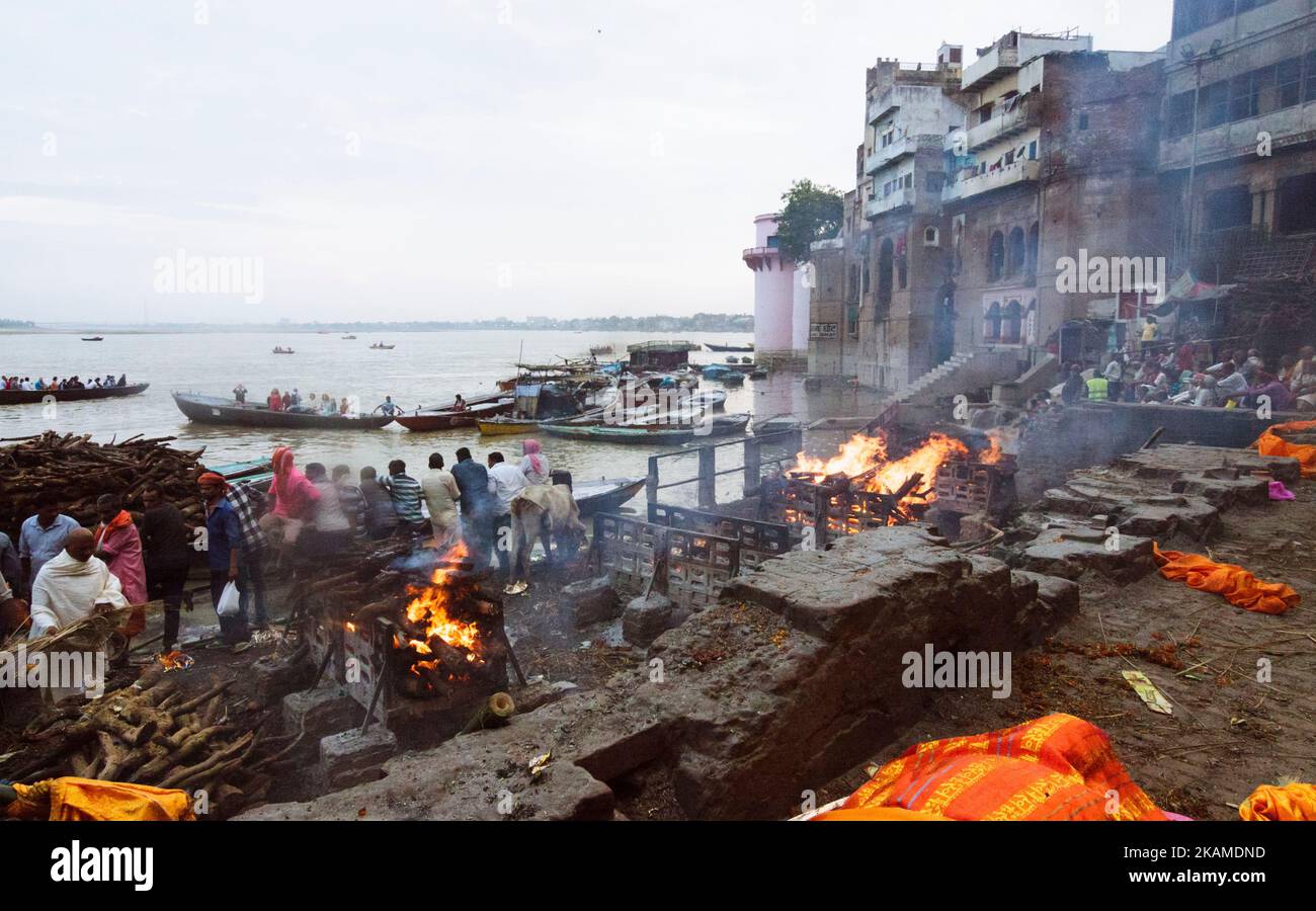 Varanasi, Utttar Pradesh, India : le cremazioni di Manikarnika si aggirano sul fiume Gange, dove si stima che 100 persone siano cremate quotidianamente. Persone incidentali i Foto Stock