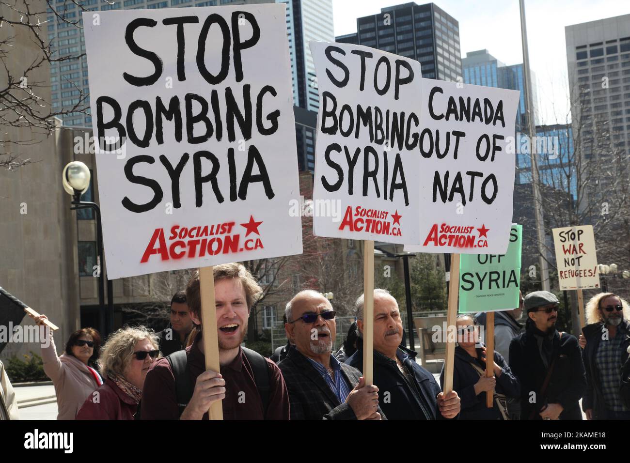 Protesta contro la decisione del presidente degli Stati Uniti Donald Trump di lanciare attacchi aerei contro la Siria il 8 aprile 2017 a Toronto, Ontario, Canada. I manifestanti si sono riuniti al di fuori del Consolato americano di Toronto per denunciare le scioperi aerei di questa settimana contro il regime siriano. L’America ha lanciato uno sciopero missilistico contro la Siria per la prima volta dall’inizio della guerra civile, puntando su una base aerea nella piccola città di Idlib da cui gli Stati Uniti sostengono che l’attacco di armi chimiche contro i civili di questa settimana è stato lanciato dal regime di Bashar al-Assad. (Foto di Creative Touch Imaging Ltd./NurPhoto) *** si prega di utilizzare il credito f Foto Stock