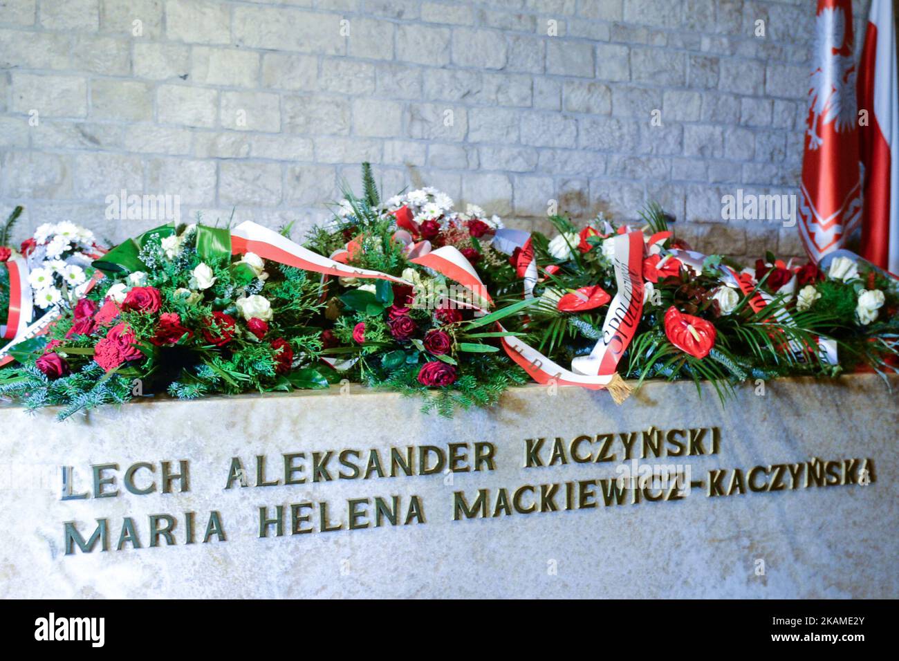 Un file fotografico del 14th novembre 2016, di un sarcofago dove furono deposti il presidente Lech Kaczynski e la prima signora Maria Kaczynska, collocato nell'anticamera della cripta sotto la Torre delle campane d'Argento sotto la Cattedrale di Wawel a Cracovia. Nelle prime ore del mattino, il 10th aprile 2010 un aereo tu-154M si è schiantato a Smolensk (Russia) a 1km metri dalla pista in condizioni meteorologiche nebbie, uccidendo tutti i passeggeri a bordo. L'aereo portava una delegazione di 96 meritati e distinti patrioti, membri dell'élite polacca, tra cui il presidente polacco Lech Kaczynski e sua moglie, f Foto Stock