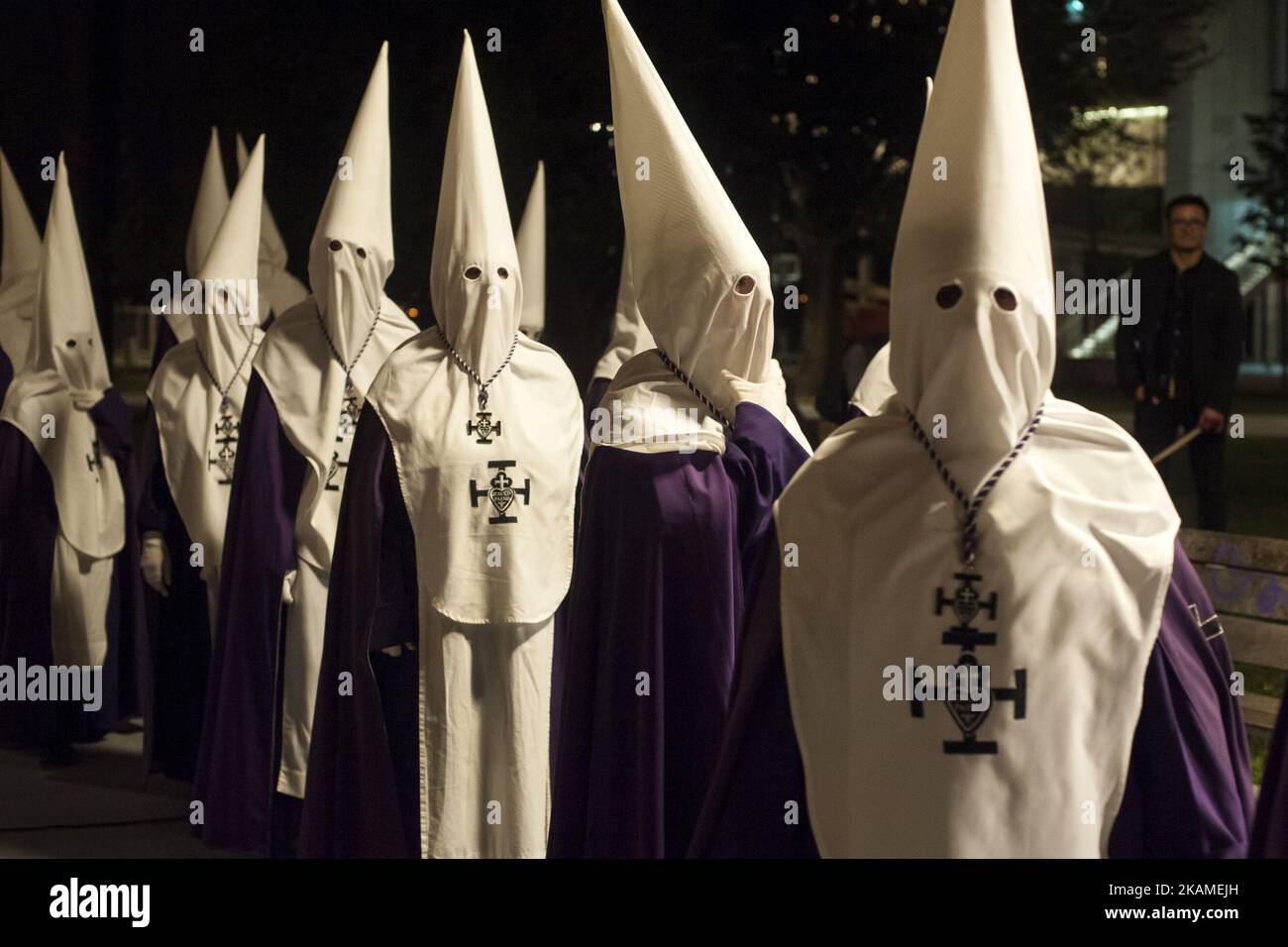 Le Confraternite della fraternità di preghiera partecipano alla processione notturna del lunedì sera a Santander, in Spagna, il 10 aprile 2017. Questa processione parte alle 10:30 nella chiesa di Santa Gema e attraversa le strade della città fino ai giardini di Pereda, dove viene fatta una preghiera dal vescovo della città. Durante il percorso, il silenzio è mantenuto e le cofrate portano lanterne per illuminare la strada. (Foto di Joaquin Gomez Sastre/NurPhoto) *** Please use Credit from Credit Field *** Foto Stock