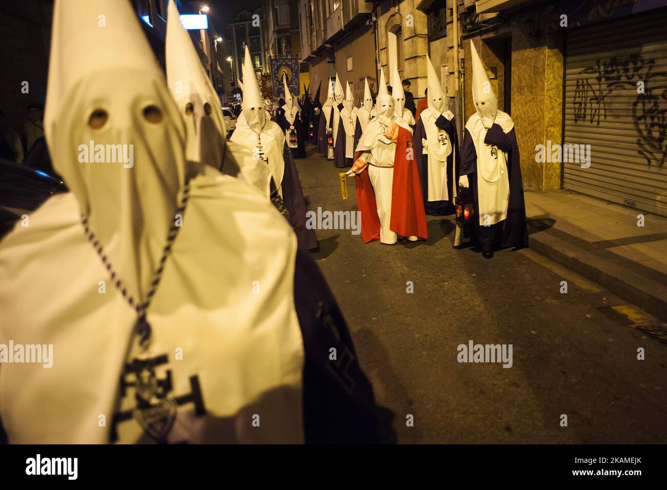 Durante il lunedì Santo di notte i fratelli della fraternità di preghiera camminano per le strade di Santander, Spagna, il 10 aprile 2017. Questa processione parte alle 10:30 nella chiesa di Santa Gema e attraversa le strade della città fino ai giardini di Pereda, dove viene fatta una preghiera dal vescovo della città. Durante il percorso, il silenzio è mantenuto e le cofrate portano lanterne per illuminare la strada. (Foto di Joaquin Gomez Sastre/NurPhoto) *** Please use Credit from Credit Field *** Foto Stock