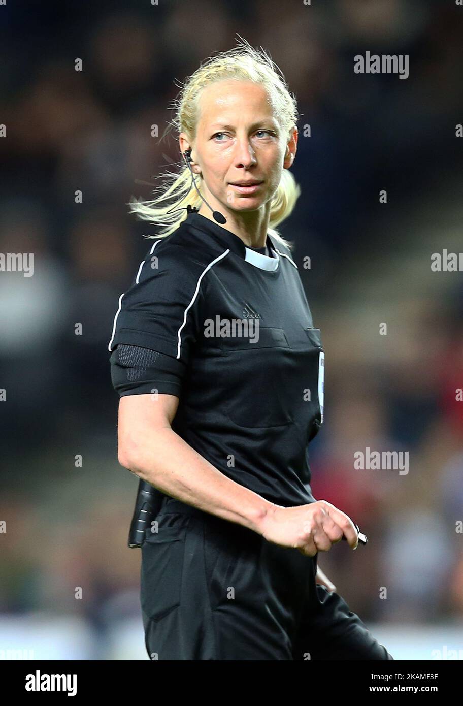 Arbitro Gyongyi Gaal (Ungheria) durante la partita internazionale amichevole tra le donne d'Inghilterra e le donne d'Austria allo stadio MK, Milton Keynes il 10 aprile 2017 (Foto di Kieran Galvin/NurPhoto) *** Please use Credit from Credit Field *** Foto Stock