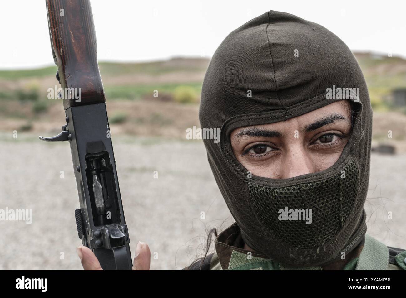 Le donne di Peshmerga si allenano al campo di BNASLAWA, Erbil Kurdistan, il 11 aprile 2017. Le donne avranno addestratori che stanno aiutando a imparare le abilità di combattimento, che vanno dalla tattica di fanteria all'uso dei mortai, prima di essere inviate in campo, che alla fine andranno in prima linea con i loro compagni maschili. (Foto di Gail Orenstein/NurPhoto) *** Please use Credit from Credit Field *** Foto Stock