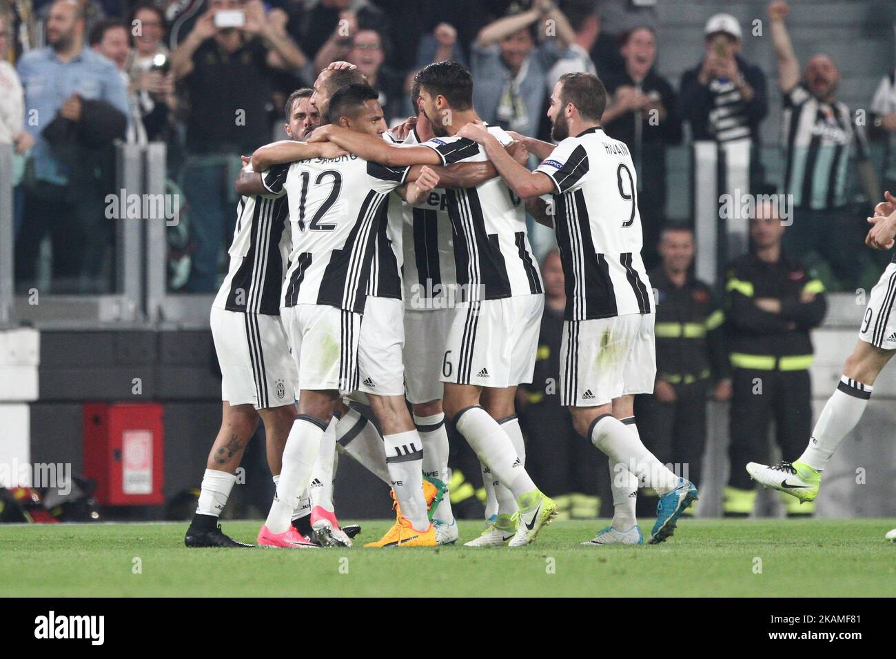 Il difensore della Juventus Giorgio Chiellini (3) festeggia con i suoi compagni di squadra dopo aver segnato il suo gol durante la finale della UEFA Champions League, la partita di calcio JUVENTUS - BARCELLONA del 11/04/2017 allo Stadio Juventus di Torino. ( Foto di Matteo Bottanelli/NurPhoto) *** Please use Credit from Credit Field *** Foto Stock