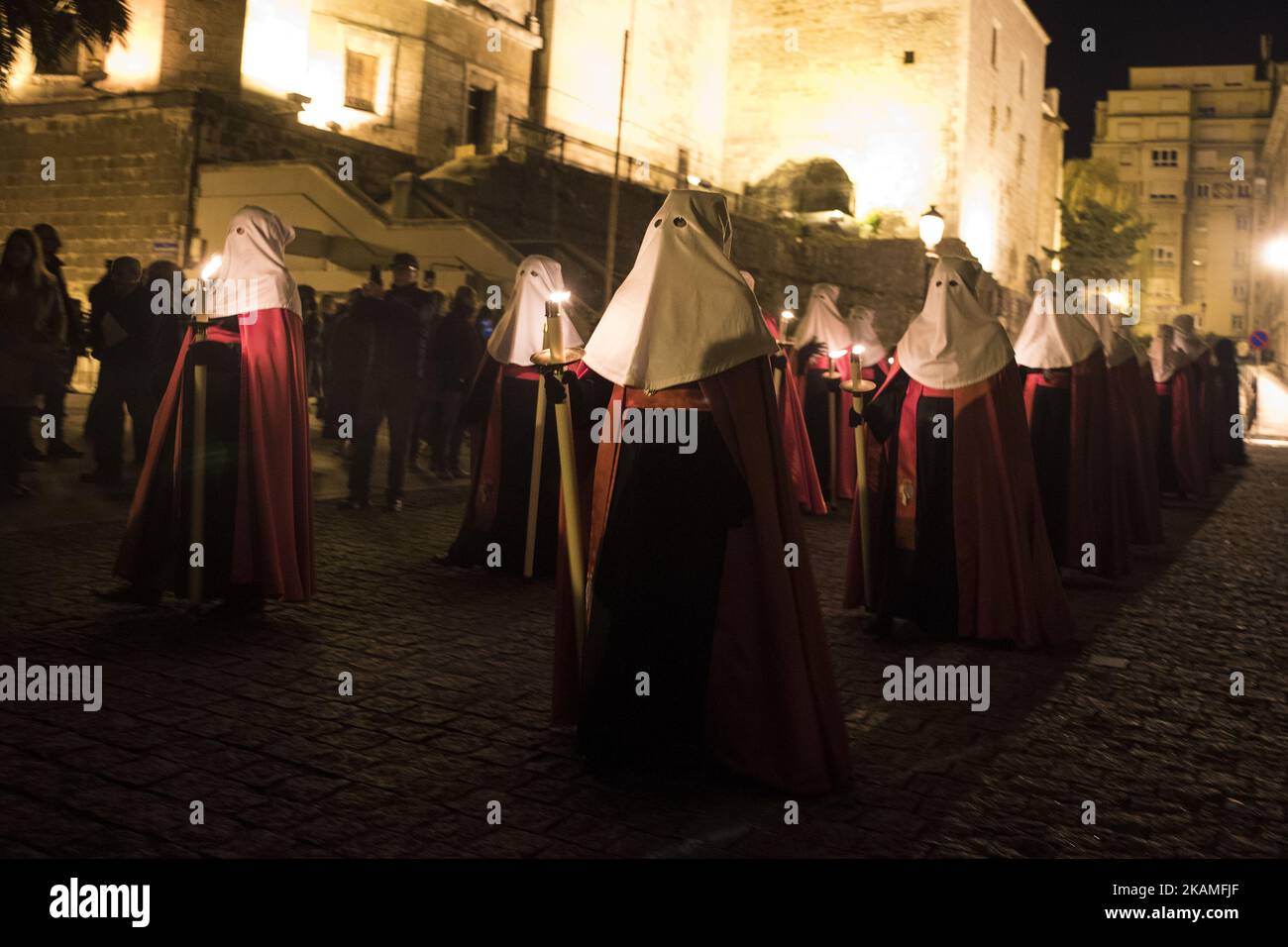 La processione notturna di Santa misericordia che attraversa l'interno del chiostro di Santander, il 12 aprile 2017. Il mercoledì santo di notte si svolge la processione notturna della Santa misericordia in cui le fraternità della Santa sepoltura portano candele e un passaggio della settimana Santa con la figura di un Cristo recumbente attraversano il chiostro della cattedrale di Santander asi come le strade adiacenti. Cattedrale e le sue strade adiacenti si celebra il Mercoledì Santo (Foto di Joaquin Gomez Sastre/NurPhoto) *** Please use Credit from Credit Field *** Foto Stock