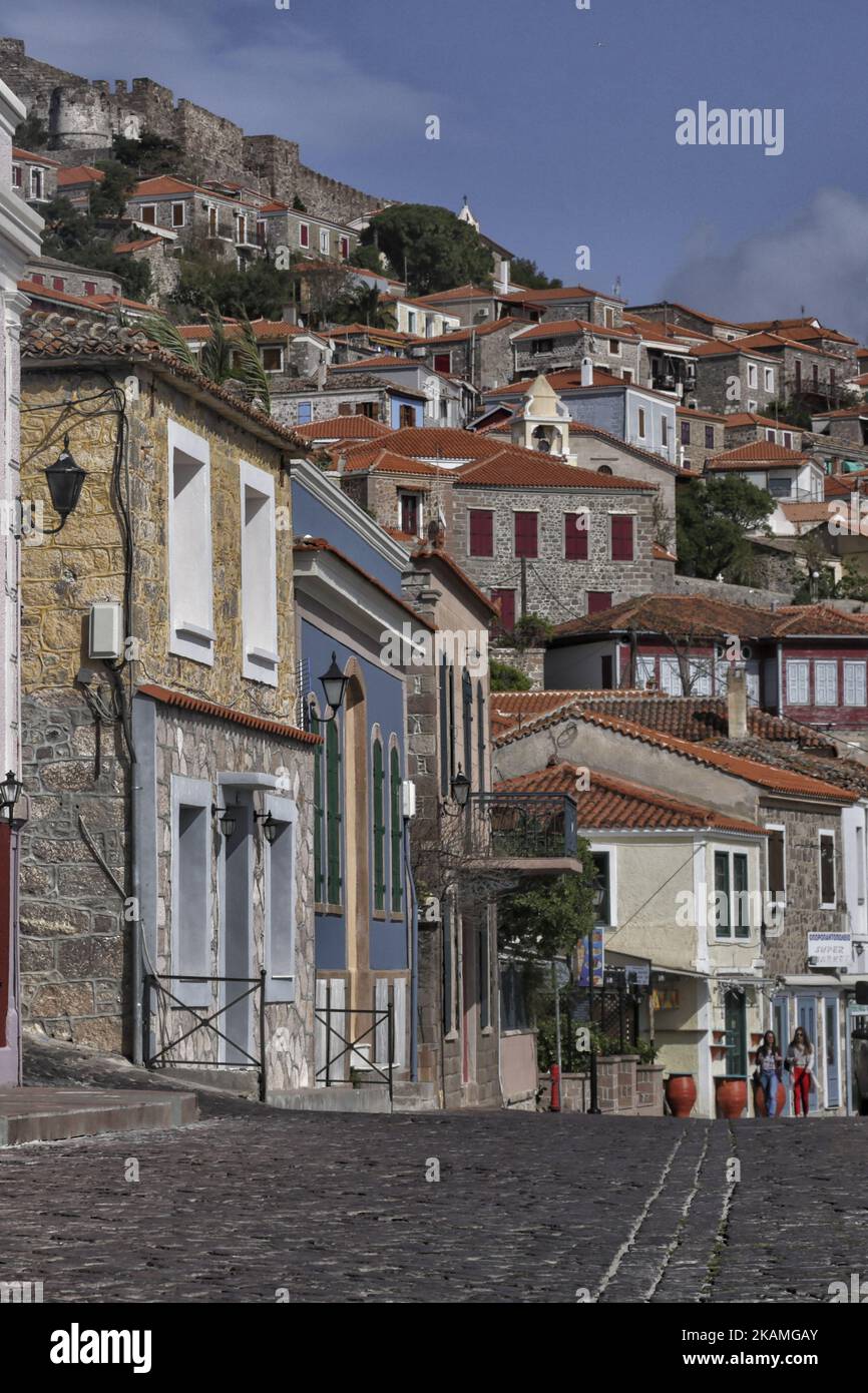 Il piccolo porto di pescatori di Molyvos (o Mythimna), nell'isola di Lesvos, nel Mar Egeo, in Grecia, in Europa. Lesvos è un'isola del Mar Egeo settentrionale. Molyvos o Molivos è un piccolo villaggio di pescatori nella parte settentrionale dell'isola. C'è un porticciolo, un castello e un villaggio costruito sulla collina. Ci sono alcune taverne intorno, polpi appesi ad asciugare al sole. Molyvos e Skala Sikamias vicino alla spiaggia di Eftalou hanno affrontato la più grande ondata migratoria dell'isola, da lì sono passati quasi un milione di rifugiati. Oggi c'è anche un battello di guardia costiera Frontex che vi si trova. (Foto di Nicolas Eco Foto Stock