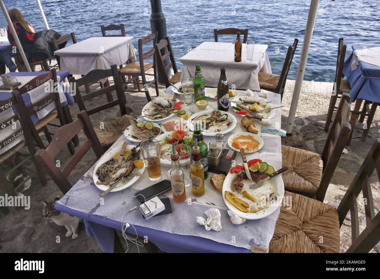 Il piccolo porto di pescatori di Molyvos (o Mythimna), nell'isola di Lesvos, nel Mar Egeo, in Grecia, in Europa. Lesvos è un'isola del Mar Egeo settentrionale. Molyvos o Molivos è un piccolo villaggio di pescatori nella parte settentrionale dell'isola. C'è un porticciolo, un castello e un villaggio costruito sulla collina. Ci sono alcune taverne intorno, polpi appesi ad asciugare al sole. Molyvos e Skala Sikamias vicino alla spiaggia di Eftalou hanno affrontato la più grande ondata migratoria dell'isola, da lì sono passati quasi un milione di rifugiati. Oggi c'è anche un battello di guardia costiera Frontex che vi si trova. (Foto di Nicolas Eco Foto Stock