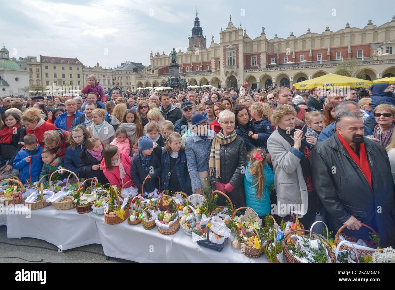 All'esterno della Basilica di Mariacki a Cracovia vengono portati dei cestini contenenti un assaggio di cibi pasquali che saranno benedetti il sabato Santo dall'arcivescovo di Cracovia, Marek Jedraszewski. La benedizione dei cesti pasquali - cerimonia Swieconka, è una delle tradizioni polacche più durature e amate del Sabato Santo con origini che risalgono alla storia della Polonia. Sabato 15 aprile 2017 a Cracovia, Polonia. Foto di Artur Widak *** Please use Credit from Credit Field *** Foto Stock