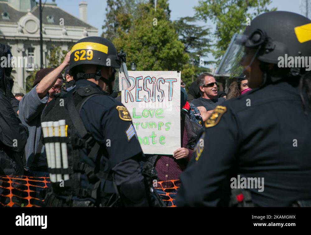 Un protester ha un segno durante un raduno di discorso libero al Martin Luther King Jr. Civic Center Park a Berkeley, California, Stati Uniti d'America il 15 aprile 2017. (Foto di Emily Molli/NurPhoto) *** Please use Credit from Credit Field *** Foto Stock