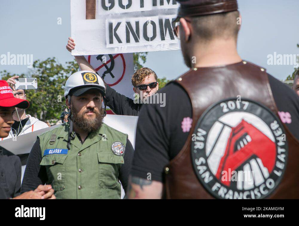 Un sostenitore e un manifestante di Trump discutono durante un raduno di libero discorso al Martin Luther King Jr. Civic Center Park di Berkeley, California, Stati Uniti d'America il 15 aprile 2017. (Foto di Emily Molli/NurPhoto) *** Please use Credit from Credit Field *** Foto Stock