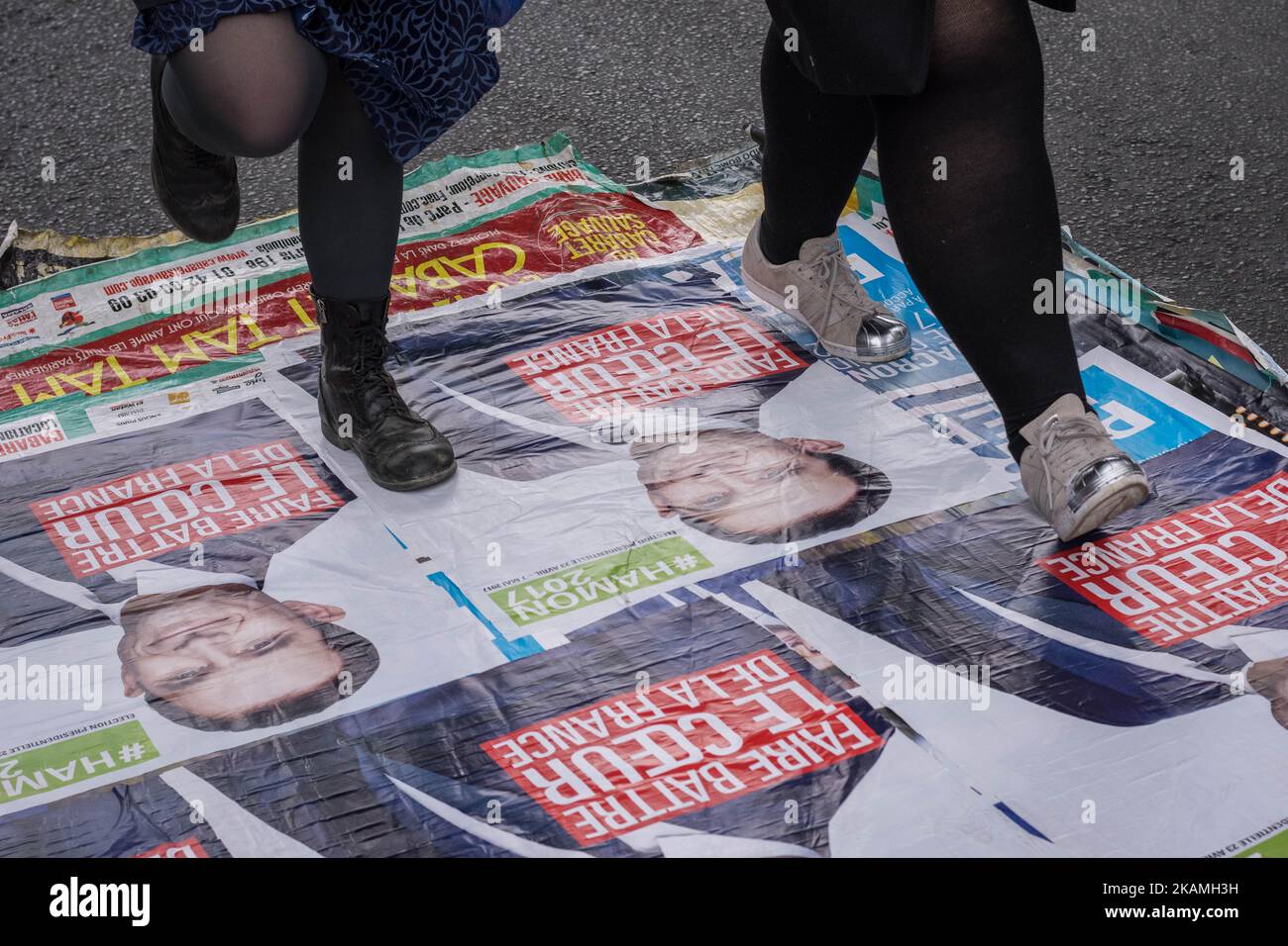 Centinaia scendono in strada per una marcia a partire nella periferia di Aubervilliers a Parigi, in Francia il 16 aprile 2017 per dimostrare contro il leader di estrema destra del fronte Nazionale e candidato presidenziale Marine le Pen's campagna meeting nella zona. I manifestanti hanno affermato che le libertà fondamentali scomparirebbero se fosse stata eletta. Alcuni manifestanti hanno lanciato bombe da fuoco alla polizia, che ha risposto rilasciando gas lacrimogeni. (Foto di Julien Mattia/NurPhoto) *** Please use Credit from Credit Field *** Foto Stock