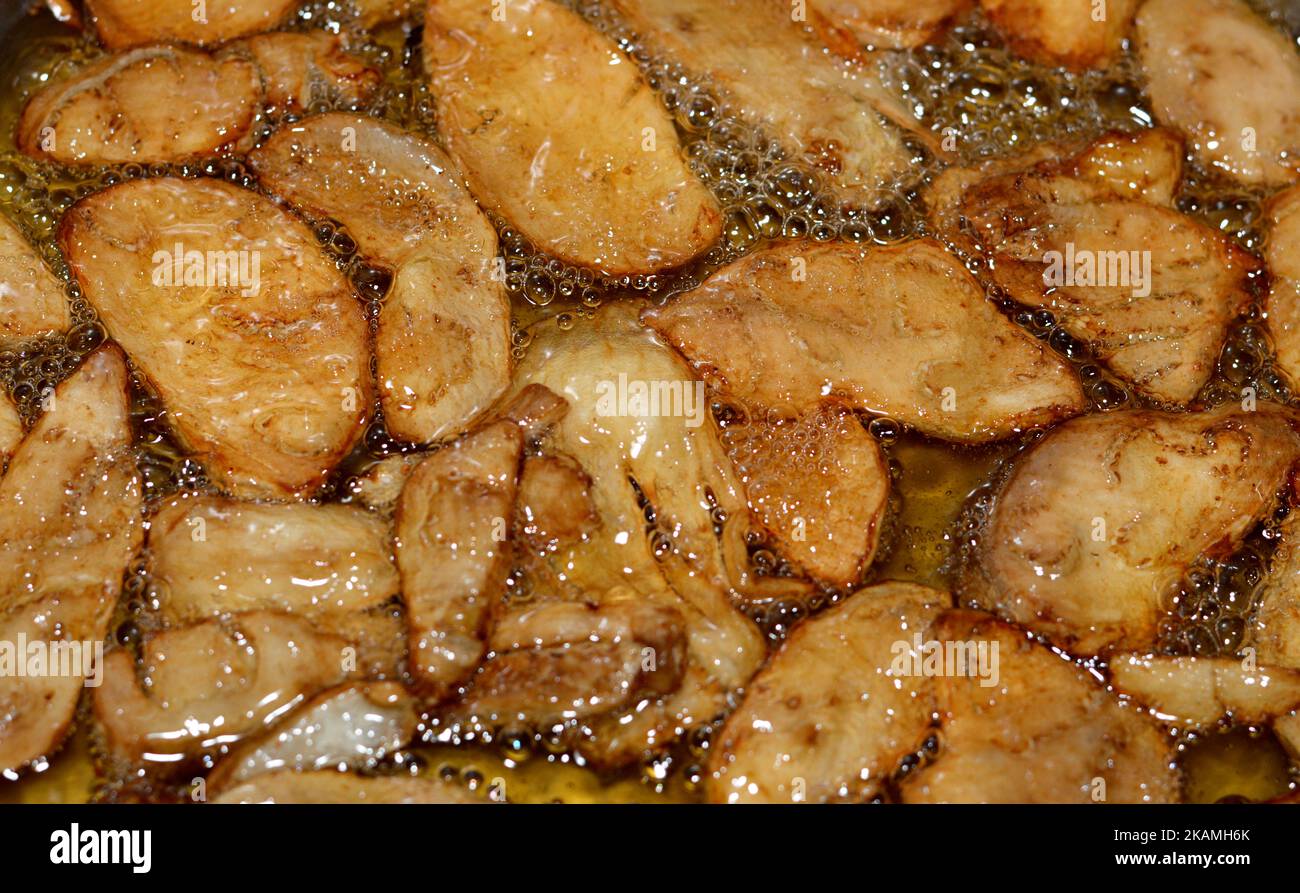 Melanzana fritta a fette salate in olio profondo mangiato con aglio e aceto, focus selettivo di una cucina egiziana pasto di pezzi di olio alla griglia Foto Stock