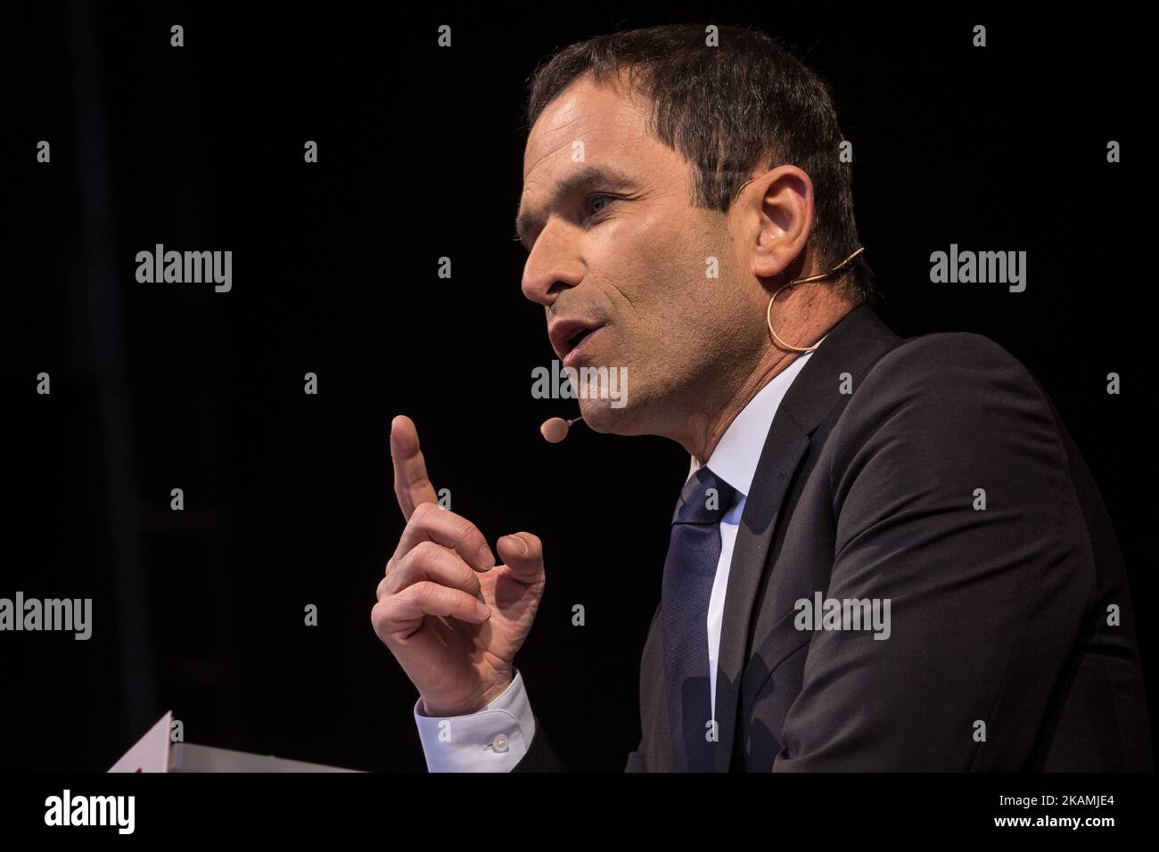 Benoit Hamon partecipa alla riunione politica del candidato presidenziale del Partito socialista francese Benoit Hamon Place de la Republique il 19 aprile 2017 a Parigi, Francia. Migliaia di sostenitori hanno riunito Place de la Republique per ascoltare Benoit Hamon parlare solo 4 giorni prima del primo turno delle elezioni presidenziali in Francia. (Foto di Julien Mattia/NurPhoto) *** Please use Credit from Credit Field *** Foto Stock