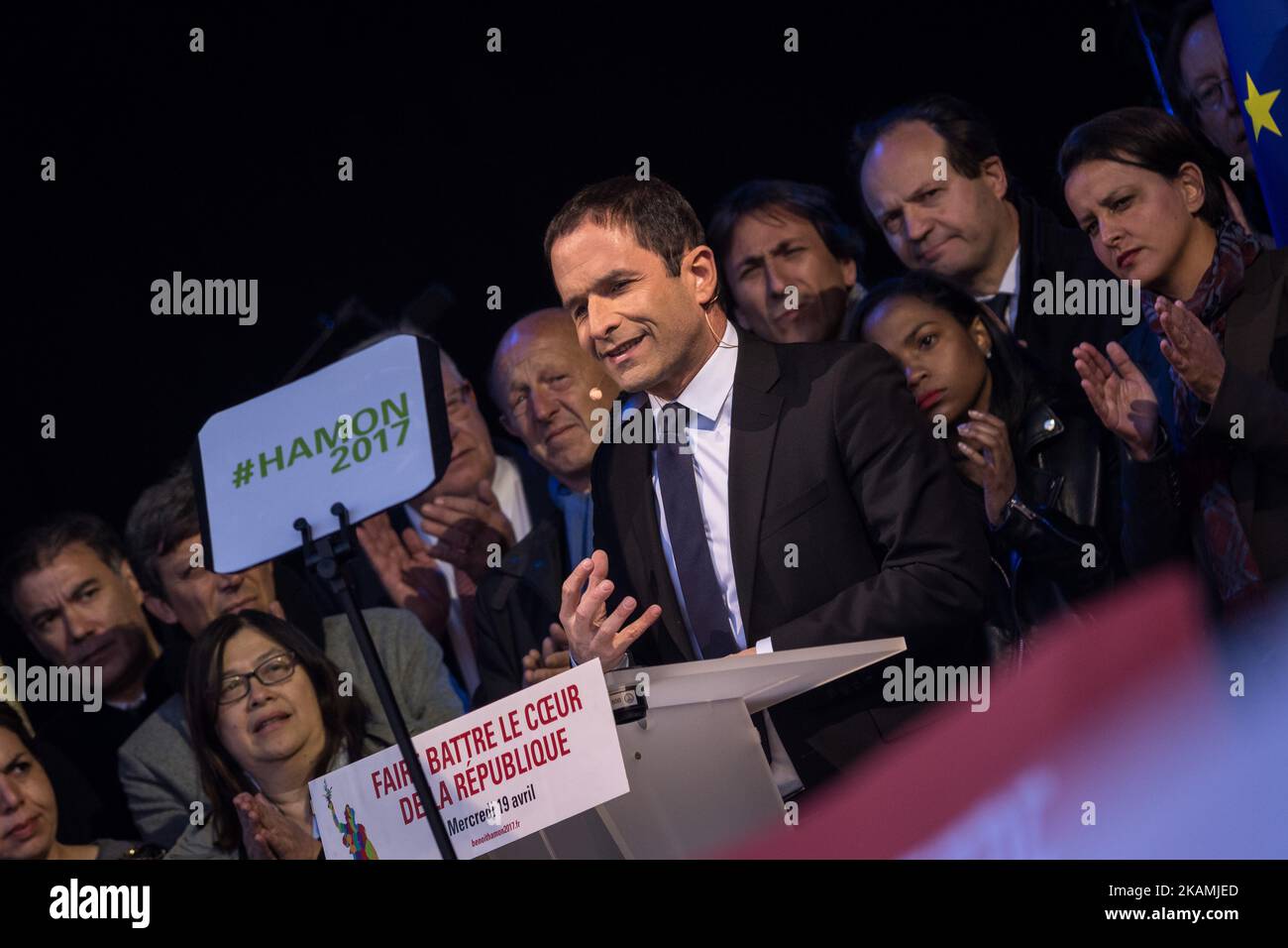 Benoit Hamon partecipa alla riunione politica del candidato presidenziale del Partito socialista francese Benoit Hamon Place de la Republique il 19 aprile 2017 a Parigi, Francia. Migliaia di sostenitori hanno riunito Place de la Republique per ascoltare Benoit Hamon parlare solo 4 giorni prima del primo turno delle elezioni presidenziali in Francia. (Foto di Julien Mattia/NurPhoto) *** Please use Credit from Credit Field *** Foto Stock