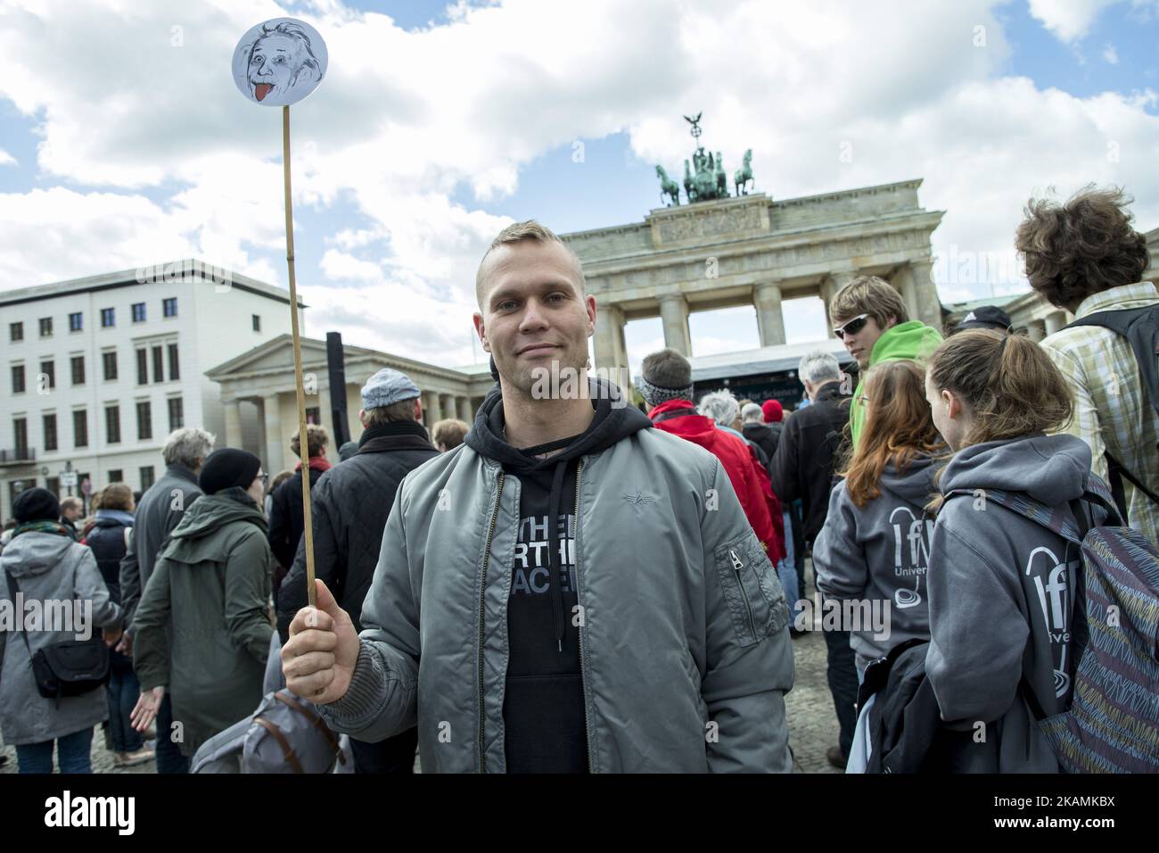 Un uomo che partecipa alla "marcia per la scienza" ha in mano una bandiera che porta il volto di Albert Einstein di fronte alla porta di Brandeburgo a Berlino, in Germania, il 22 aprile 2017. Migliaia di persone si sono radunate e si sono radunate oggi in più di 500 marce in tutto il mondo per sottolineare l'importanza della scienza e il ruolo di fatti e risultati scientificamente verificabili per la libertà e la democrazia contro l'ascesa di "fatti alternativi”. (Foto di Emmanuele Contini/NurPhoto) *** Please use Credit from Credit Field *** Foto Stock
