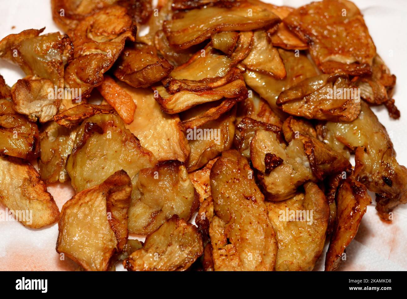 Melanzana fritta a fette salate in olio profondo mangiato con aglio e aceto, focus selettivo di una cucina egiziana pasto di pezzi di olio alla griglia Foto Stock