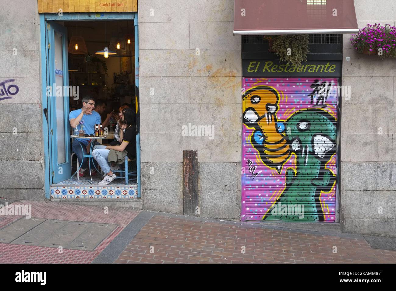 Â¡Pinta Malasana! Artisti, illustratori e grafici a colori riempiono le strade del quartiere di MalasaÃ±a. In totale ci sono 100 artisti selezionati da dipingere in 100 persiane, porte in legno, cristalli... nel centro di Madrid il 23 aprile 2017. (Foto di Oscar Gonzalez/NurPhoto) *** Please use Credit from Credit Field *** Foto Stock