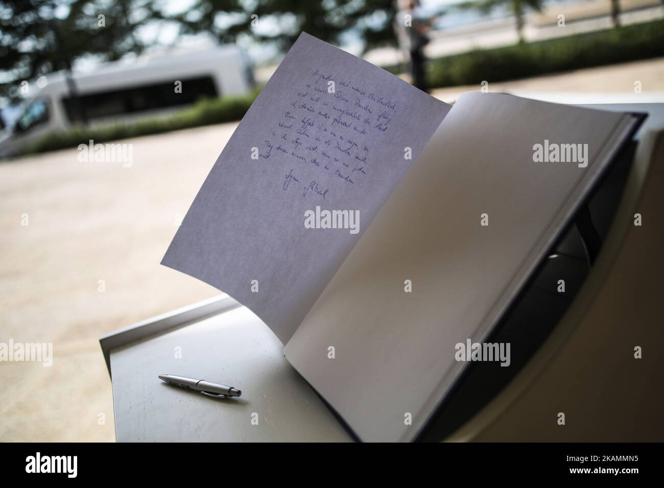 Il libro degli ospiti di Yad Vashem firmato dal ministro degli Esteri tedesco Sigmar Gabriel durante la sua visita al Museo dell'Olocausto di Yad Vashem durante la Giornata annuale della memoria dell'Olocausto a Gerusalemme, Israele, 24 aprile 2017. (Foto di Corinna Kern/NurPhoto) *** Please use Credit from Credit Field *** Foto Stock