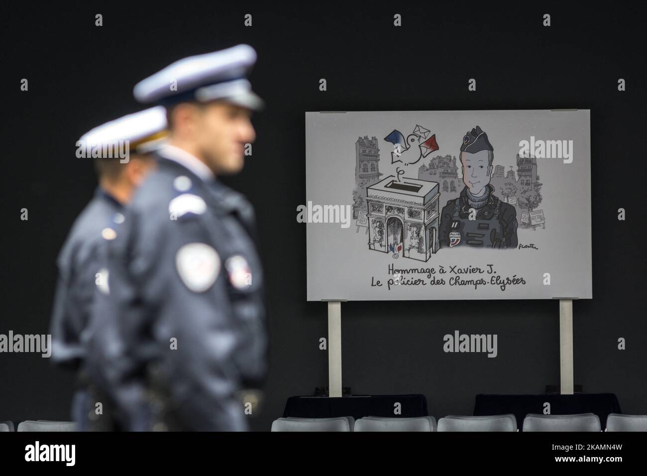 Il cartellino commemorativo di Xavier Jugele, il poliziotto ucciso da un jihadista in un attacco agli Champs Elysees, è raffigurato durante una cerimonia del 25 aprile 2017 presso l'edificio della prefettura di Parigi. Il poliziotto francese Xavier Jugele è stato ucciso nella famosa avenue di Parigi il 20 aprile, in un attacco rivendicato dal gruppo dello Stato islamico. (Foto di Julien Mattia/NurPhoto) *** Please use Credit from Credit Field *** Foto Stock