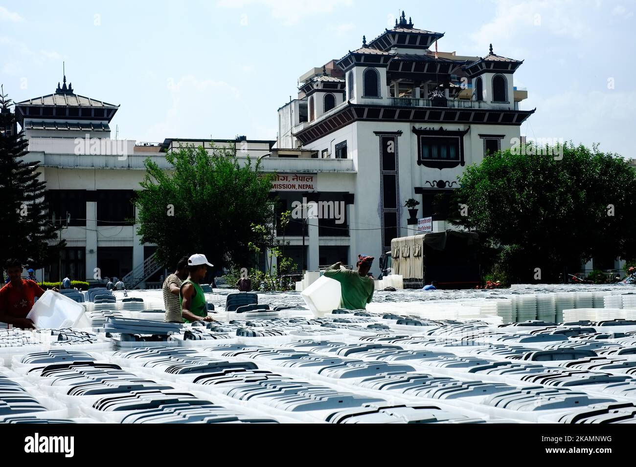 I lavoratori caricano le urne alle prossime elezioni locali alla commissione elettorale di Kathmandu, Nepal, il 27 aprile 2017. Il Nepal è programmato per votare per le elezioni generali a livello locale il 14 maggio 2017. (Foto di Sunil Pradhan/NurPhoto) *** Please use Credit from Credit Field *** Foto Stock