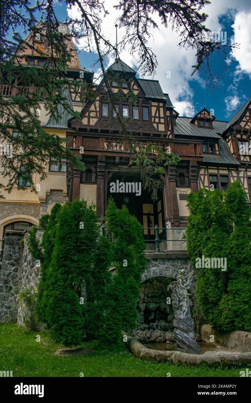 Uno scatto verticale del Castello di Pelisor, Sinaia. Transilvania, Romania Foto Stock