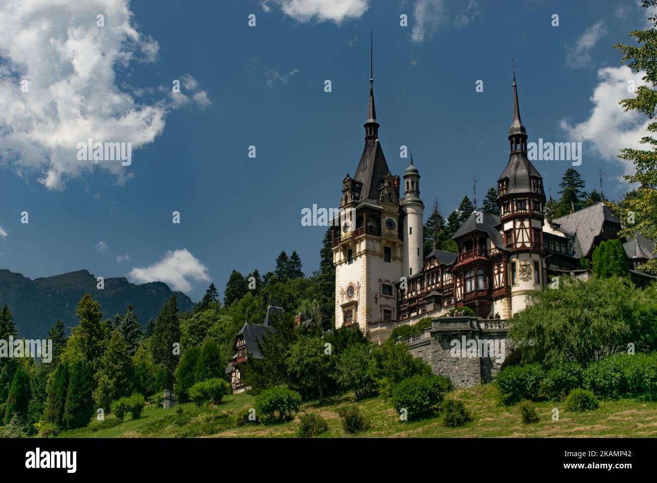 Una bella vista sul castello di Peles Sinaia. Transilvania, Romania Foto Stock