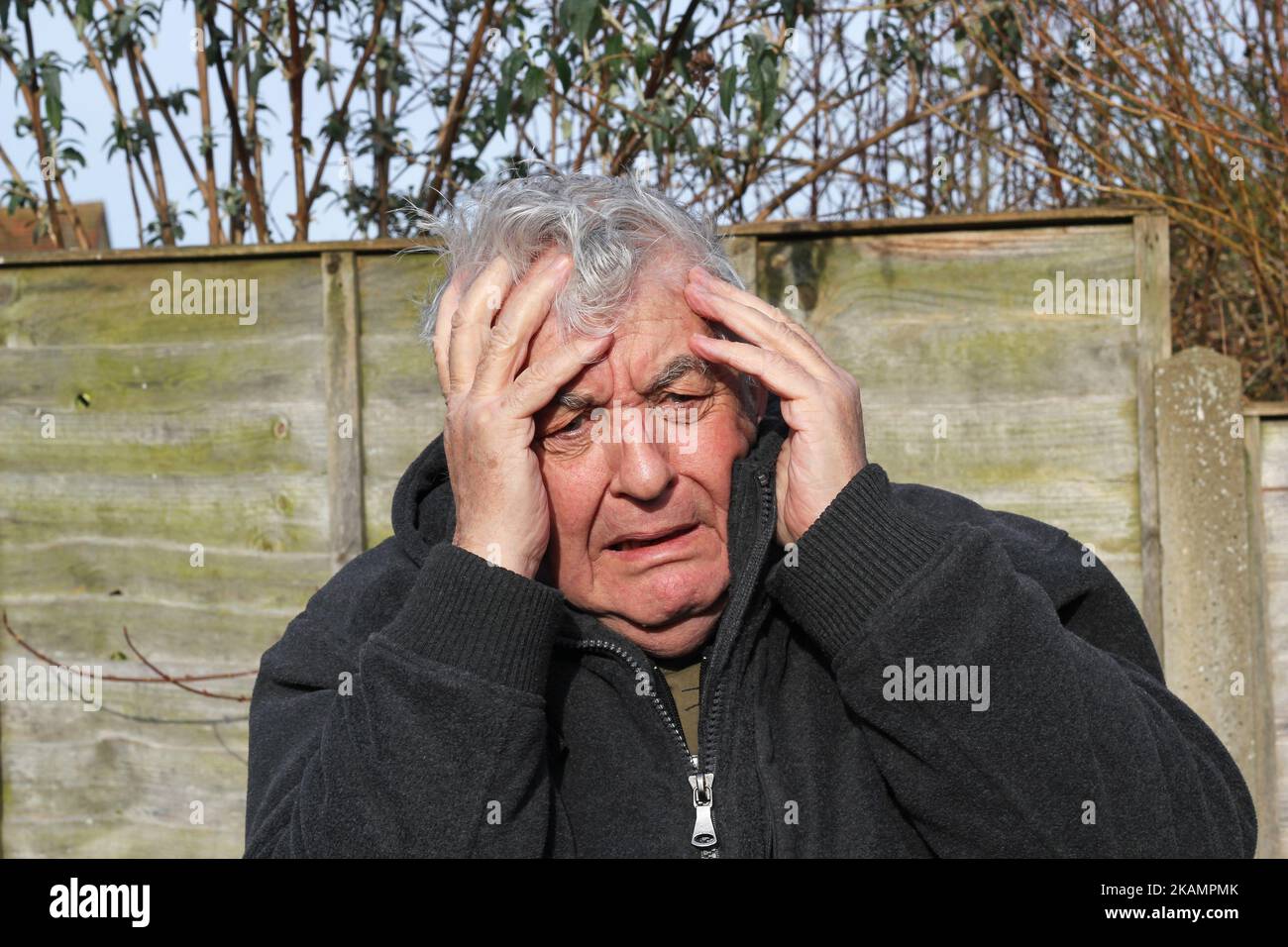 Ansia. Uomo anziano o anziano che soffre di stress e ansia. Spaventato o terrorizzato. Bisogno di aiuto. Foto Stock