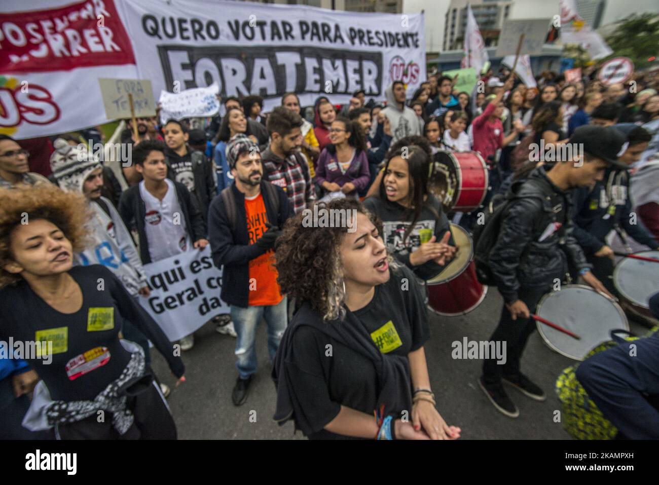 I dimostranti partecipano a uno sciopero nazionale contro una legge sulla riforma del lavoro e del welfare sociale che il governo del presidente Michel Temer intende approvare, a San Paolo, in Brasile, il 28 aprile 2017. Grandi reti di trasporto scuole e banche sono state parzialmente chiuse in gran parte del Brasile il Venerdì in ciò che i manifestanti hanno chiamato uno sciopero generale contro le riforme di austerità nel paese più grande dell'America Latina.(Photo: CRIS FAGA/ con) (Photo by Cris FAGA/NurPhoto) *** Please use Credit from Credit Field *** Foto Stock