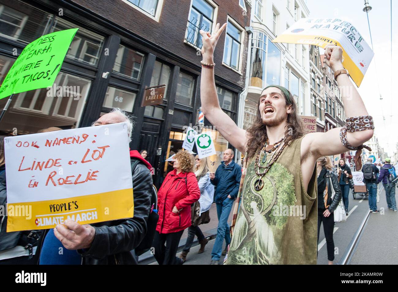 Migliaia di persone partecipano alla "marcia popolare sul clima” per chiedere una politica ambiziosa in materia di clima, il 29 aprile 2017 ad Amsterdam. La marcia popolare sul clima per clima, occupazione e giustizia sarà il 29th aprile, il 100th° giorno dell’amministrazione Trump. Il tema della settimana è “dalla verità alla giustizia”, e inizia con la marcia per la scienza, una potente dichiarazione del valore della verità, e si conclude con la Giornata Nazionale d’azione oltre il momento, uno sforzo storico nella lotta per la giustizia equa. (Foto di Romy Arroyo Fernandez/NurPhoto) *** Please use Credit from Credit Field *** Foto Stock