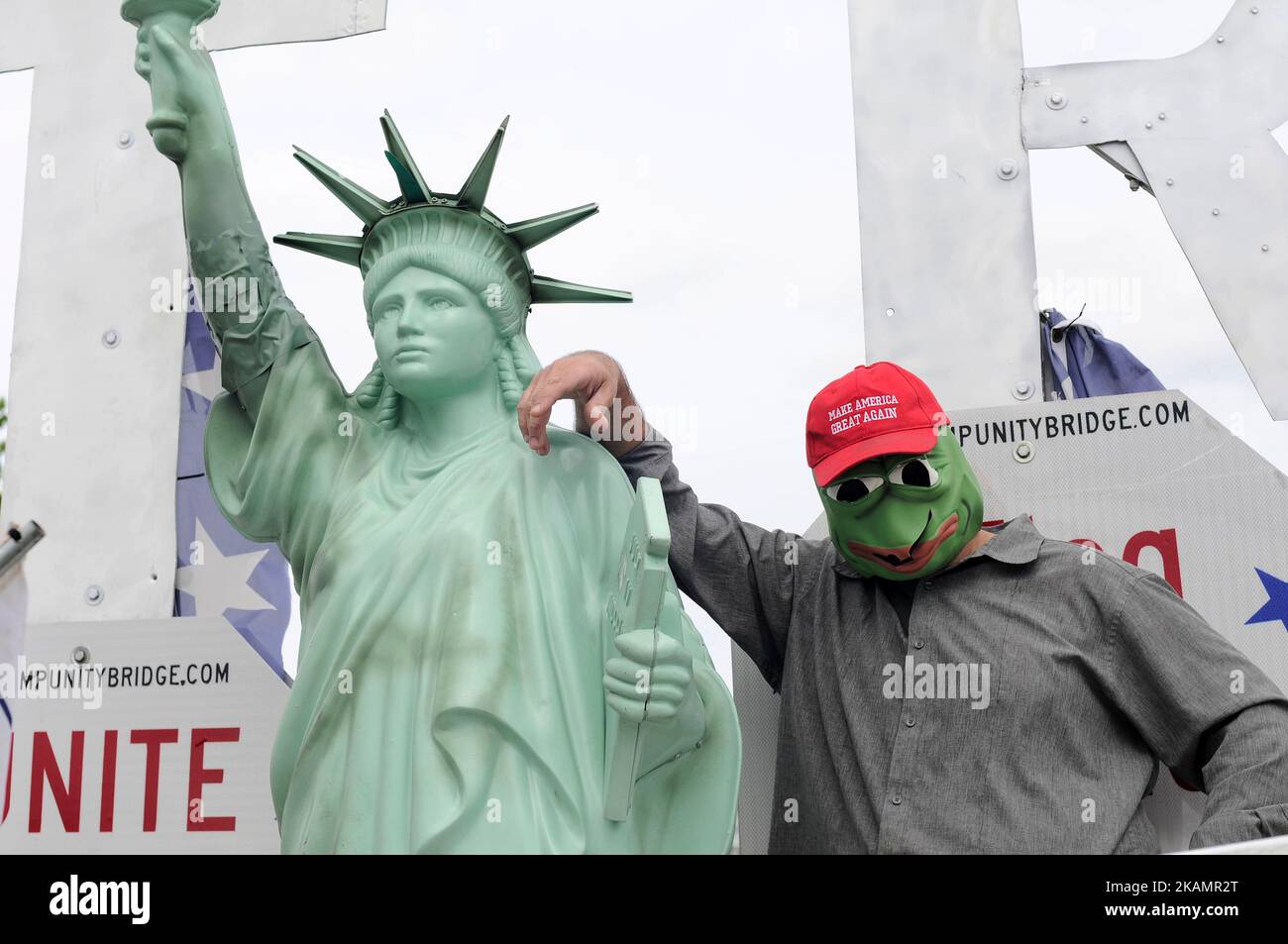 I sostenitori di Trump aspettano in coda per ore prima del raduno del 29 aprile 2017 del presidente Trump ad Harrisburg, Pennsylvania. L’evento festeggia i primi 100 giorni di carica del presidente. (Foto di Bastiaan Slabbers/NurPhoto) *** Please use Credit from Credit Field *** Foto Stock