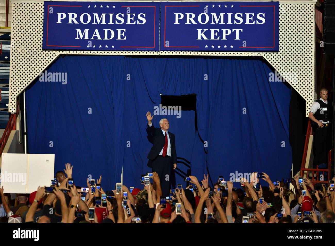 Il vicepresidente Mike Pence saluta i tifosi in occasione di un raduno del 29 aprile 2017 ad Harrisburg, Pennsylvania. L’evento “Make America Great Again” è quello di celebrare i primi 100 giorni di carica del presidente e di promuovere le elezioni presidenziali degli Stati Uniti del 2020. (Foto di Bastiaan Slabbers/NurPhoto) *** Please use Credit from Credit Field *** Foto Stock