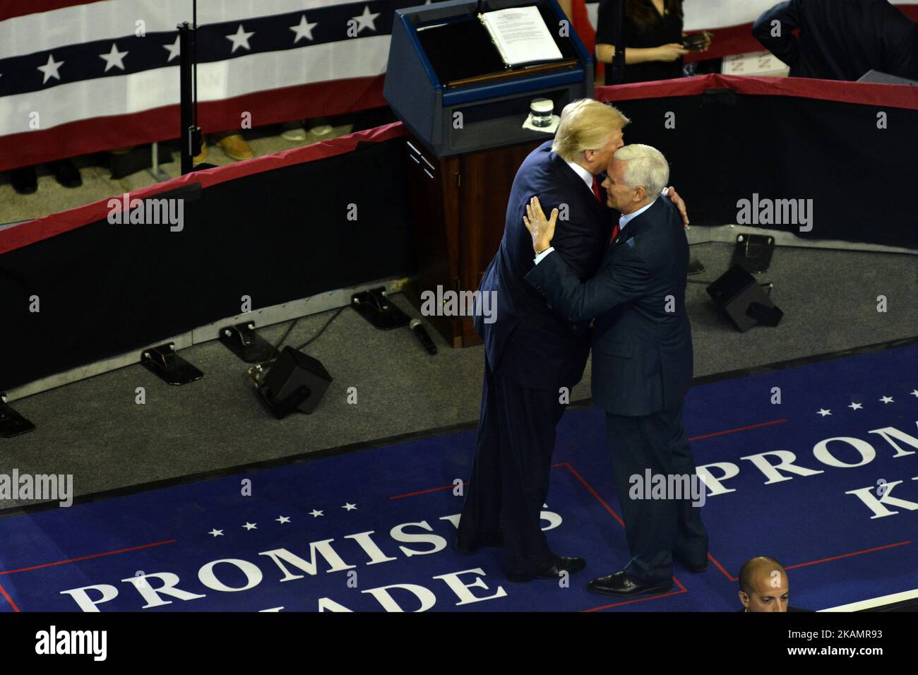 Il presidente Donald Trump è accolto sul palco dal vicepresidente Mike Pence in occasione di un raduno del 29 aprile 2017 "Make America Great Again" ad Harrisburg, Pennsylvania. L’evento festeggia i primi 100 giorni di carica del presidente. (Foto di Bastiaan Slabbers/NurPhoto) *** Please use Credit from Credit Field *** Foto Stock