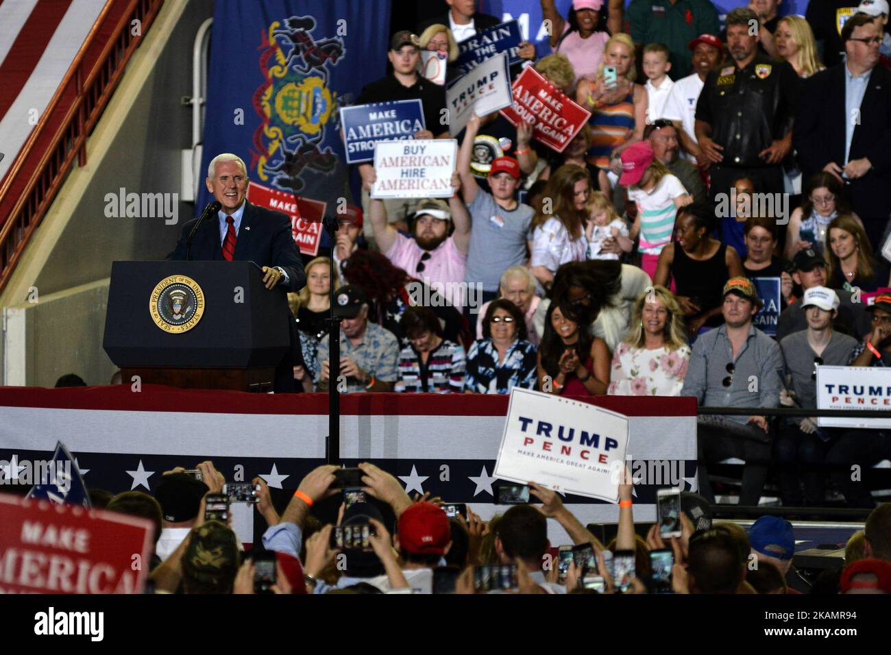 Il vicepresidente Mike Pence interviene in occasione di un raduno del 29 aprile 2017 ad Harrisburg, Pennsylvania. L’evento “Make America Great Again” è quello di celebrare i primi 100 giorni di carica del presidente e di promuovere le elezioni presidenziali degli Stati Uniti del 2020. (Foto di Bastiaan Slabbers/NurPhoto) *** Please use Credit from Credit Field *** Foto Stock