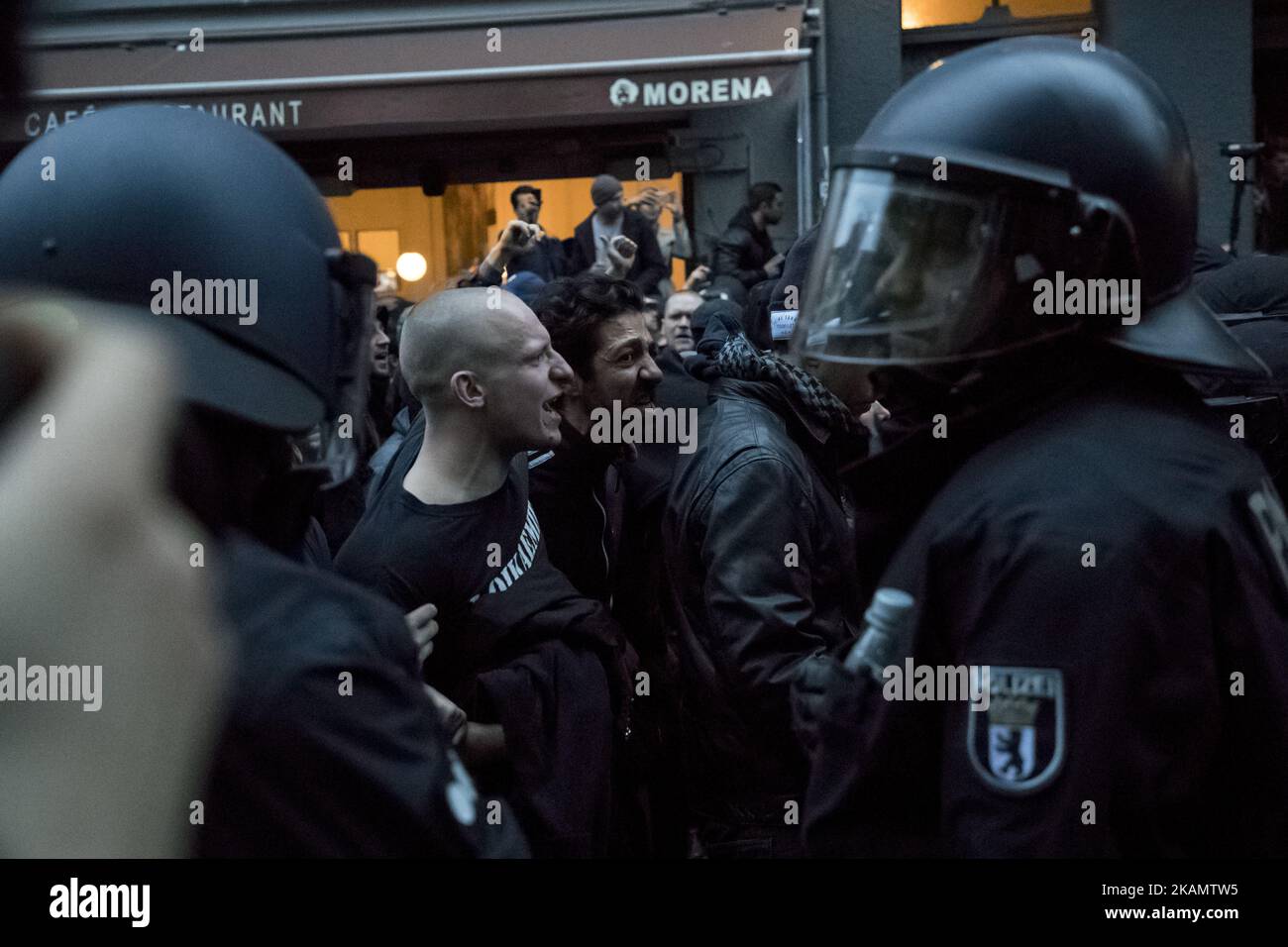 Dimostranti e polizia antisommossa si confrontano durante la manifestazione rivoluzionaria del 1st maggio nel distretto di Kreuzberg, il 1 maggio 2017 a Berlino, Germania. Maggio, o giornata internazionale dei lavoratori, e divenne in Germania dal 1933 una festa pubblica. La Giornata di maggio si è inoltre manifestata a Berlino per i violenti scontri tra polizia e manifestanti, in particolare dopo il 1987, di cui quest'anno ricorre il 30th° anniversario. (Foto di Emmanuele Contini/NurPhoto) *** Please use Credit from Credit Field *** Foto Stock