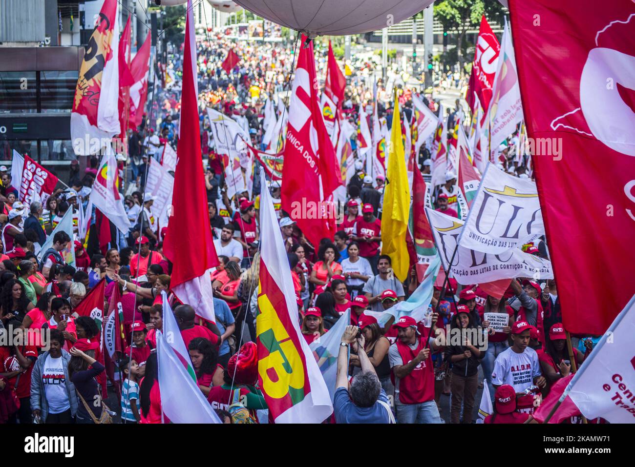 La gente partecipa alla giornata del lavoro che si svolge nel centro di São Paulo, in Brasile, il 01 maggio 2017. La Giornata del lavoro o la Giornata di maggio si celebrano in tutto il mondo il primo giorno di maggio per celebrare le conquiste economiche e sociali dei lavoratori e lottare per i diritti dei lavoratori. (Foto di Cris FAGA/NurPhoto) *** Please use Credit from Credit Field *** Foto Stock