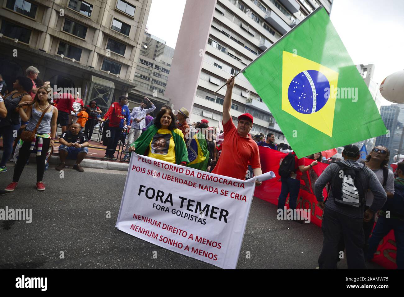 Un dimostratore ha in mano una bandiera che recita 'out Temer' durante una protesta sindacale contro il governo del presidente Michel Temer il giorno del lavoro a Sao Paulo, Brasile, lunedì 1 maggio 2017. La riforma del lavoro "modernizzerà" la legislazione attuale, accelererà la creazione di posti di lavoro e assicurerà i diritti dei lavoratori, ha affermato il presidente brasiliano Michel Temer in un video discorso pubblicato sul conto ufficiale della presidenza su YouTube. (Foto di Cris FAGA/NurPhoto) *** Please use Credit from Credit Field *** Foto Stock