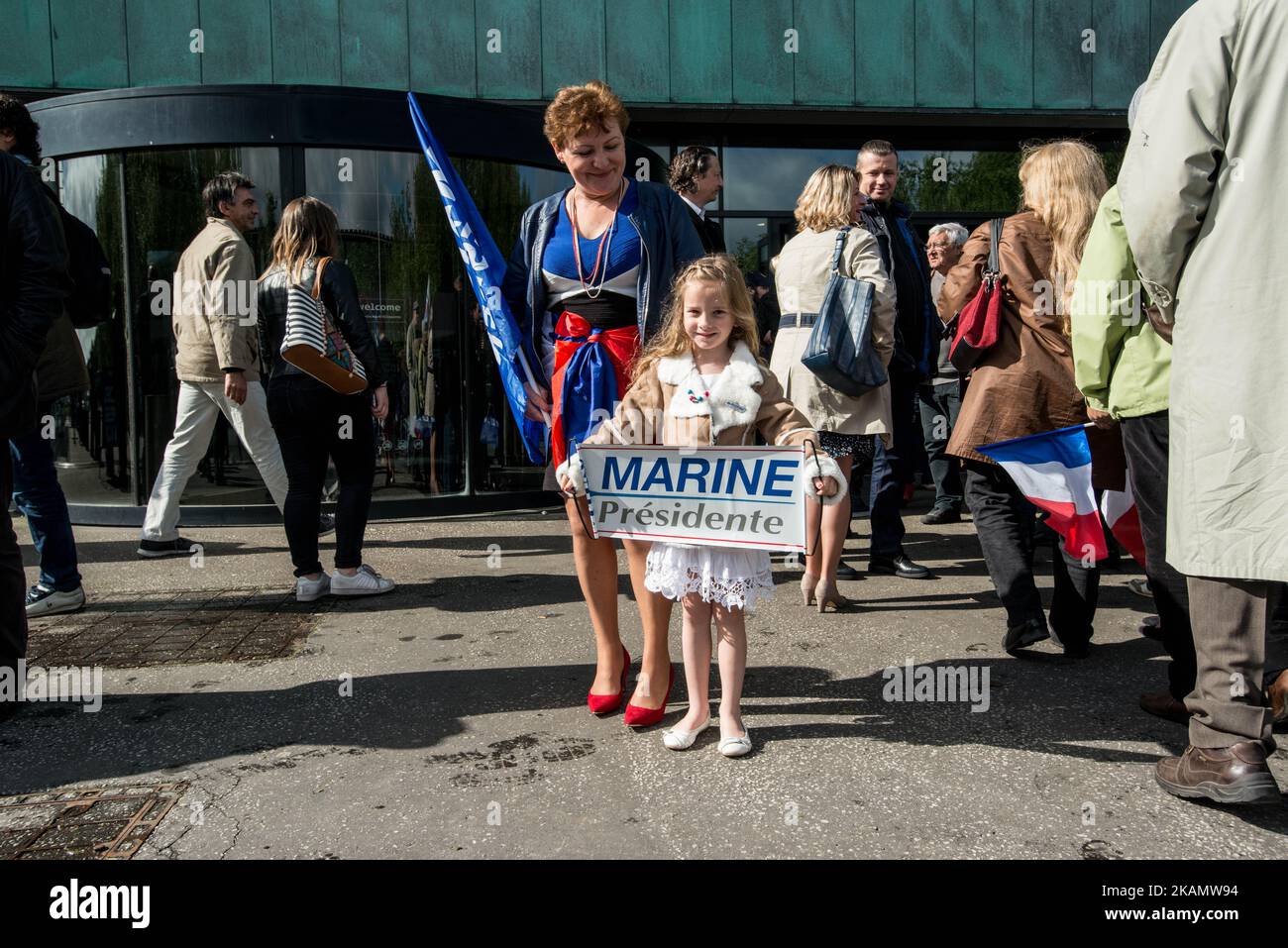 I sostenitori della candidata presidenziale Marine le Pen hanno fatto sventolare la bandiera francese durante il suo rally elettorale il 1 maggio 2017 a Villepinte, in Francia. Le Pen affronta Emmanuel Macron nell'ultimo turno delle elezioni presidenziali francesi del 07 maggio. (Foto di Guillaume Pinon/NurPhoto) *** Please use Credit from Credit Field *** Foto Stock