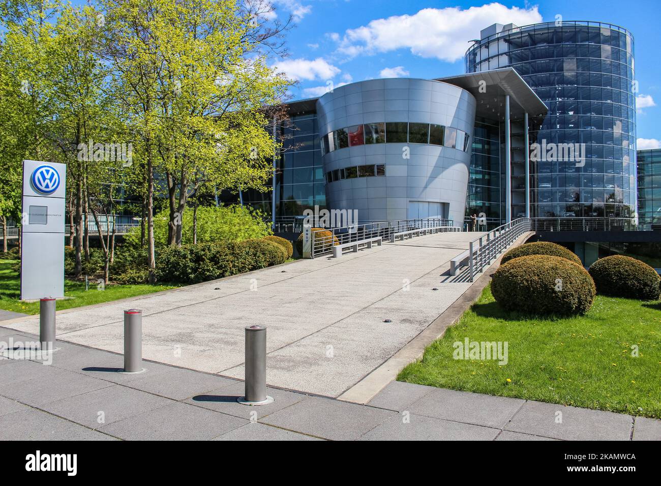 Volkswagen transparent Factory è visto /on/ a Desden, Germania. La fabbrica trasparente è uno spazio espositivo di proprietà del costruttore tedesco Volkswagen e progettato dall'architetto Gunter Henn. Fu inaugurato nel 2002 come fabbrica di automobili. Nel 2016, riaprì come "showcase for eletromobility". (Foto di Michal Fludra/NurPhoto) *** Please use Credit from Credit Field *** Foto Stock