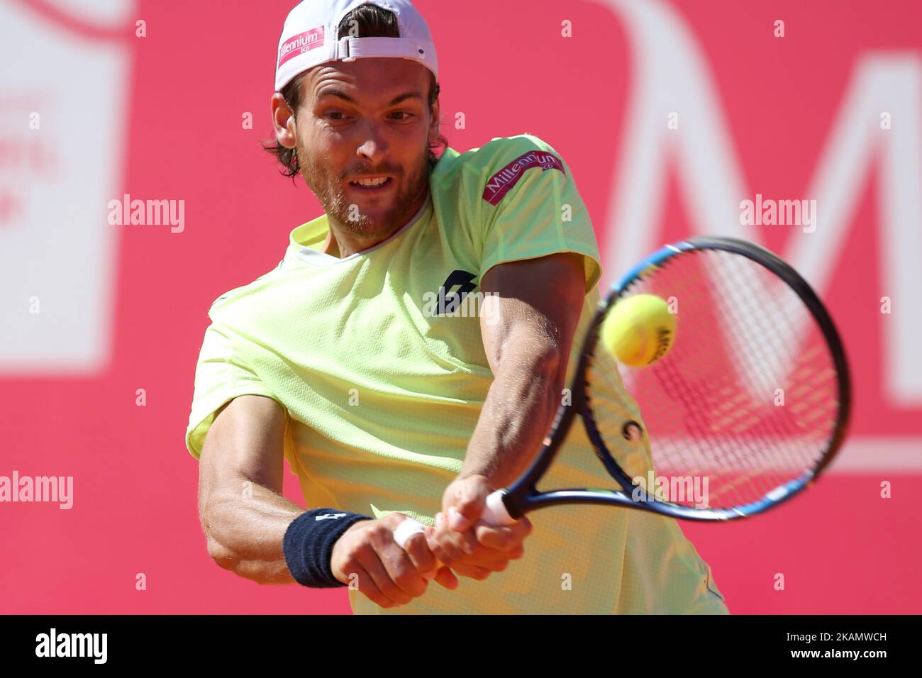 Joao Sousa del Portogallo ritorna una palla a Bjorn Fratangelo degli Stati Uniti durante il torneo di tennis di Estoril Open 1st a Estoril, alla periferia di Lisbona, in Portogallo, il 2 maggio 2017. Bjorn Fratangelo di US ha vinto 6-3, 6-4. (Foto di Pedro FiÃºza/NurPhoto) *** Please use Credit from Credit Field *** Foto Stock