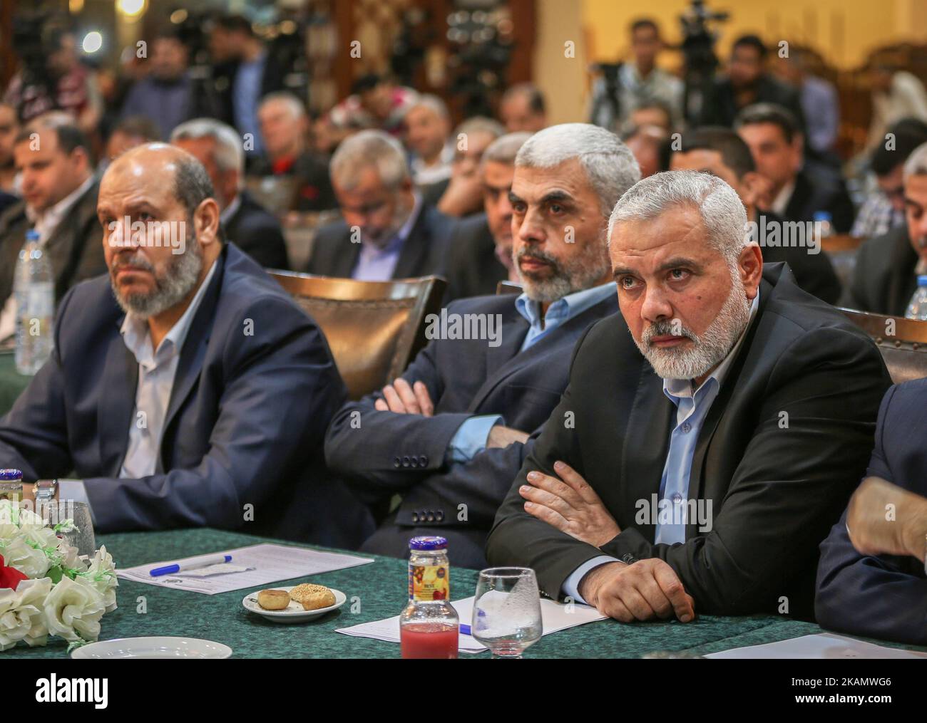 Il nuovo leader del movimento Hamas nella striscia di Gaza Yahya Sinwar (L) e il leader senior di Hamas Sheikh Ismaeil Haneiya (R) ascoltano il leader di Hamas Khaled Mashaal durante la conferenza stampa di Doha, Qatar, che annuncia il nuovo documento politico di Hamas, a Gaza City il 01 maggio 2017 (Foto di Ezz al-Zanone/NurPhoto) *** Utilizzare il campo credito da credito *** Foto Stock