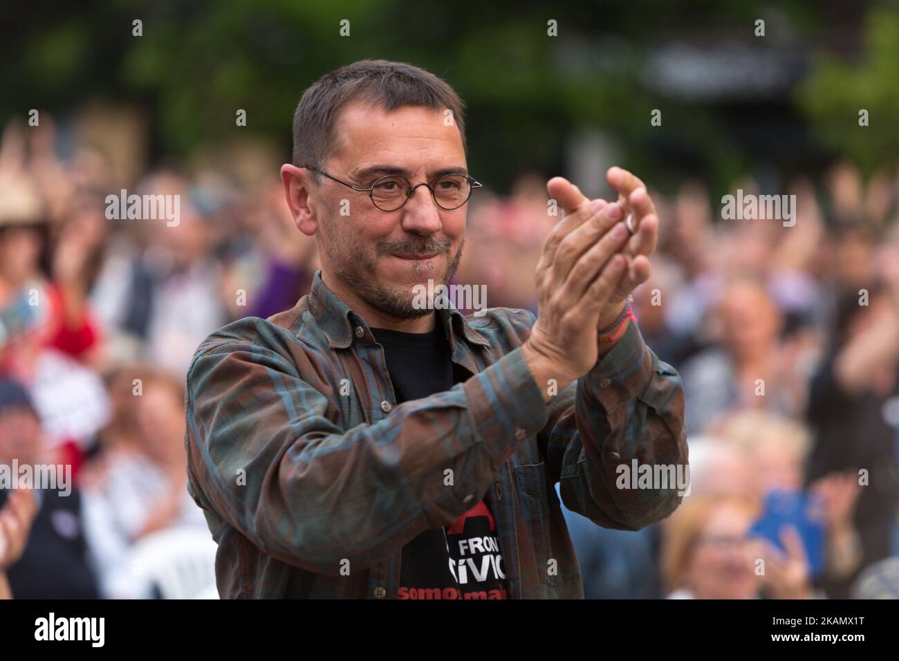 Partito di sinistra il leader Podemos Juan Carlos monedero (R) partecipa a un atto pubblico "Madrid se levanta" per promuovere un voto di sfiducia contro il primo ministro Mariano Rajoy e il presidente del governo regionale di Madrid, Cristina Cifuentes a Madrid il 2nd maggio 2017. (Foto di Alvaro Hurtado/NurPhoto) *** si prega di utilizzare il credito dal campo di credito *** Foto Stock