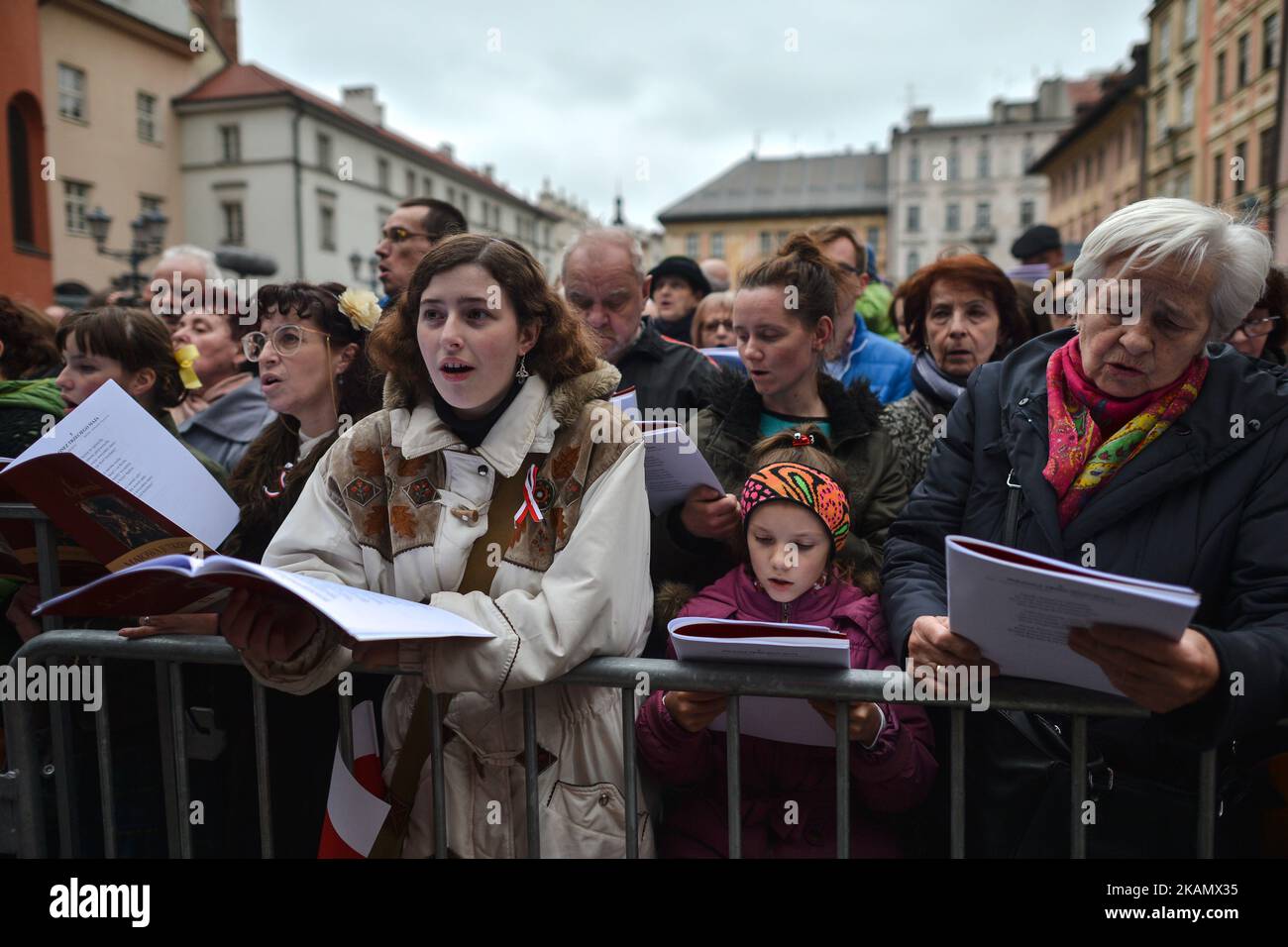 Centinaia di persone frequentano la "lezione di canto" del 64th nella "Piazza del mercato" di Cracovia durante il giorno della Costituzione del 3rd maggio. Mercoledì 3 maggio 2017 a Cracovia, Polonia. Foto di Artur Widak *** Please use Credit from Credit Field *** Foto Stock