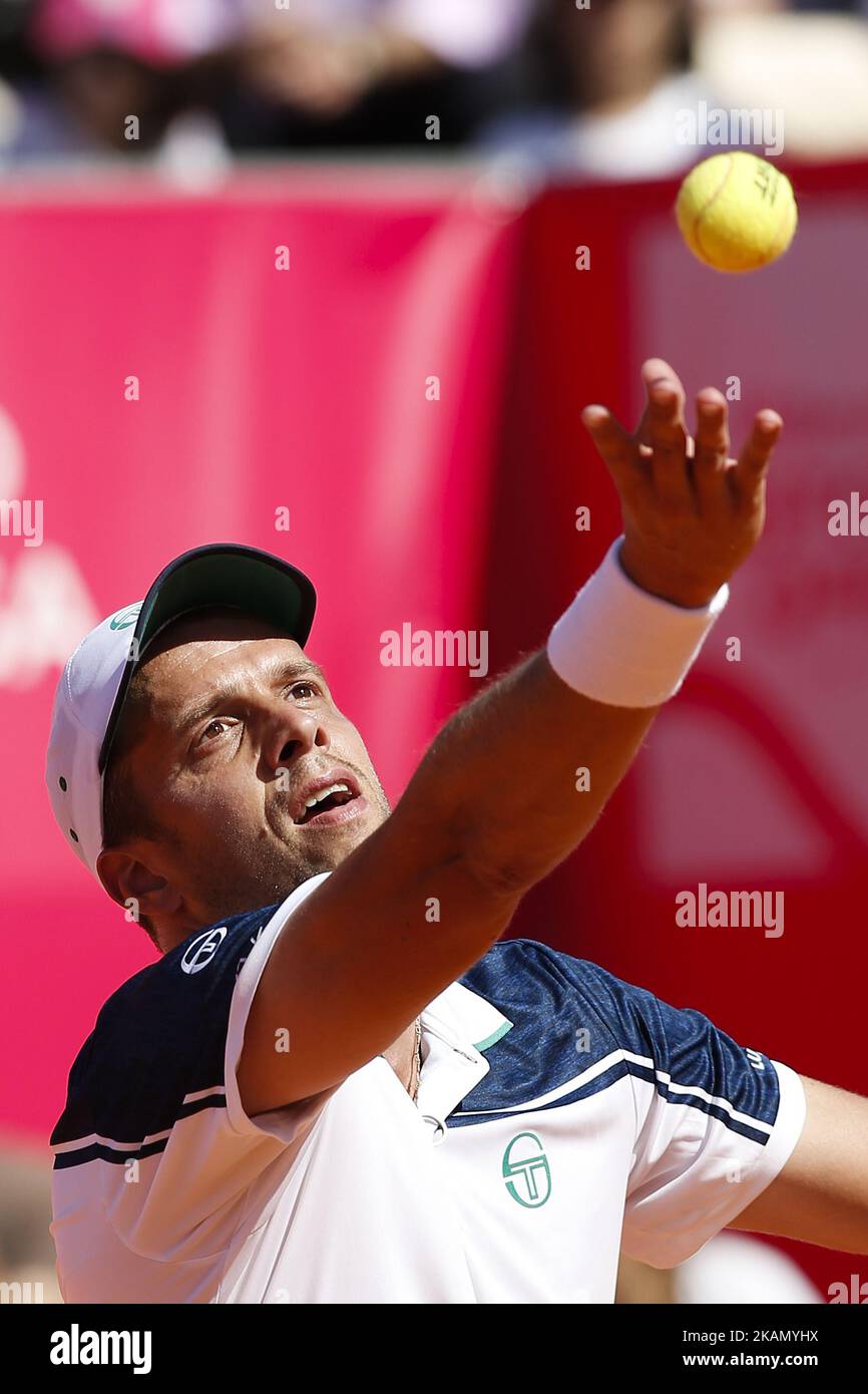 Il tennista lussemburghese Gilles Muller serve al tennista spagnolo Pablo Carreno Busta durante la partita di tennis finale del Portugal Open, a Estoril, vicino Lisbona, il 7 maggio 2017. Il tennista spagnolo Pablo Carreno Busta ha vinto 62 76(5). (Foto di Carlos Palma/NurPhoto) *** Please use Credit from Credit Field *** Foto Stock