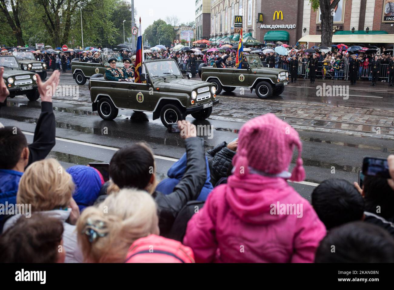 La Giornata della vittoria segna la capitolazione della Germania nazista all'Unione Sovietica nella seconda guerra mondiale, a Kaliningrad, Russia, il 9 maggio 2017, Fu la fine della Grande Guerra Patriottica per l'URSS, che perse circa 25 milioni di cittadini durante i quattro anni di combattimenti con la Germania nazista. Dopo il crollo del festival dell'Unione Sovietica ha perso la sua importanza, ma durante la presidenza di Vladimir Putin è nuovamente diventato un grande festival nazionale. Il giorno della vittoria i veterani indossano le medaglie e frequentano le parate militari. I veterani ricevettero fiori dai russi più giovani che mostravano il loro rispetto per gli eldi Foto Stock